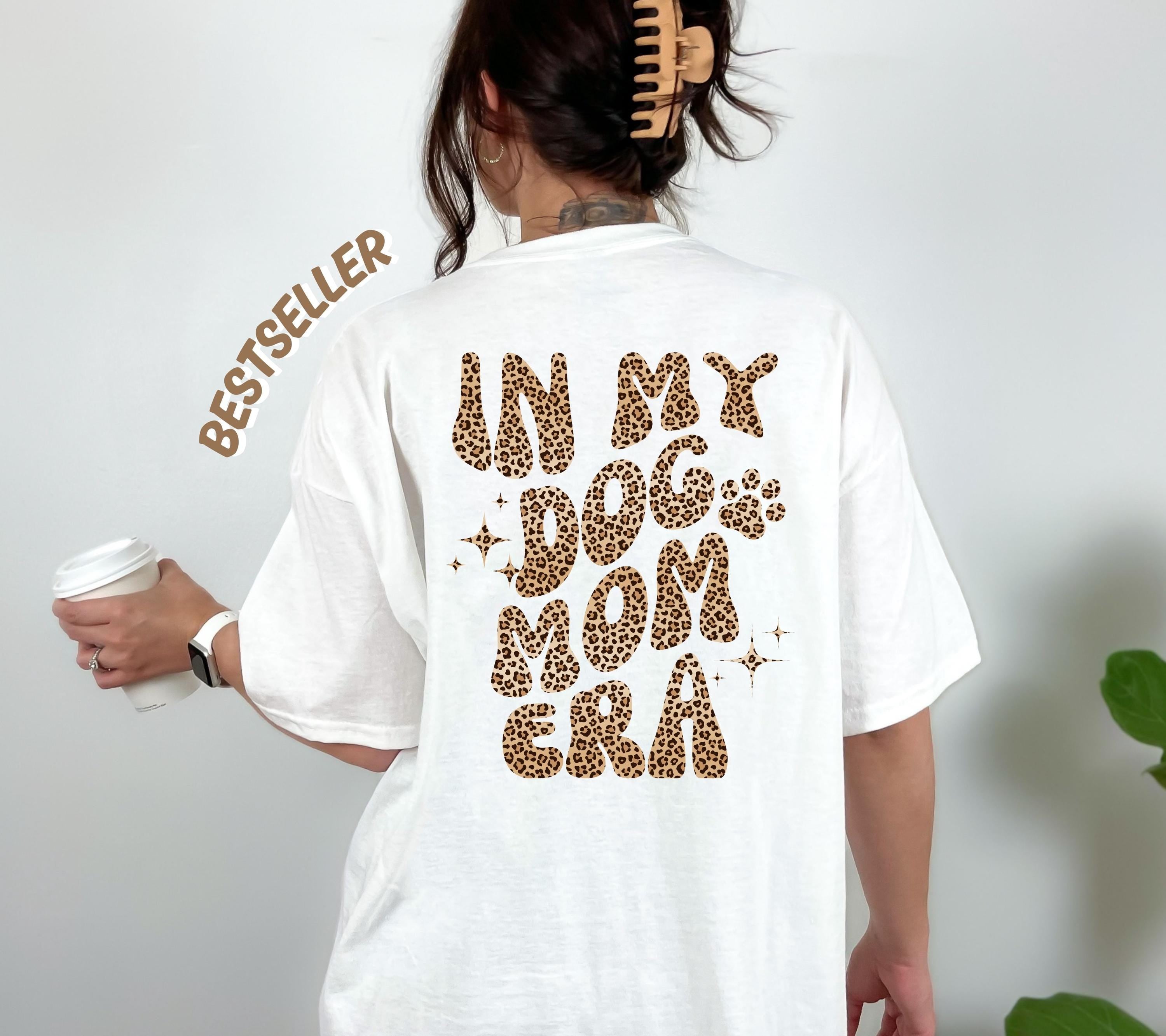 Shirt Hundemama Backprint, Hund, Dogmom Era, T Shirt Dog Mom, Geschenk Freundin, Mama, Hundeliebhaber, Hundebesitzer, Poo, Pudel, Leo Muster
