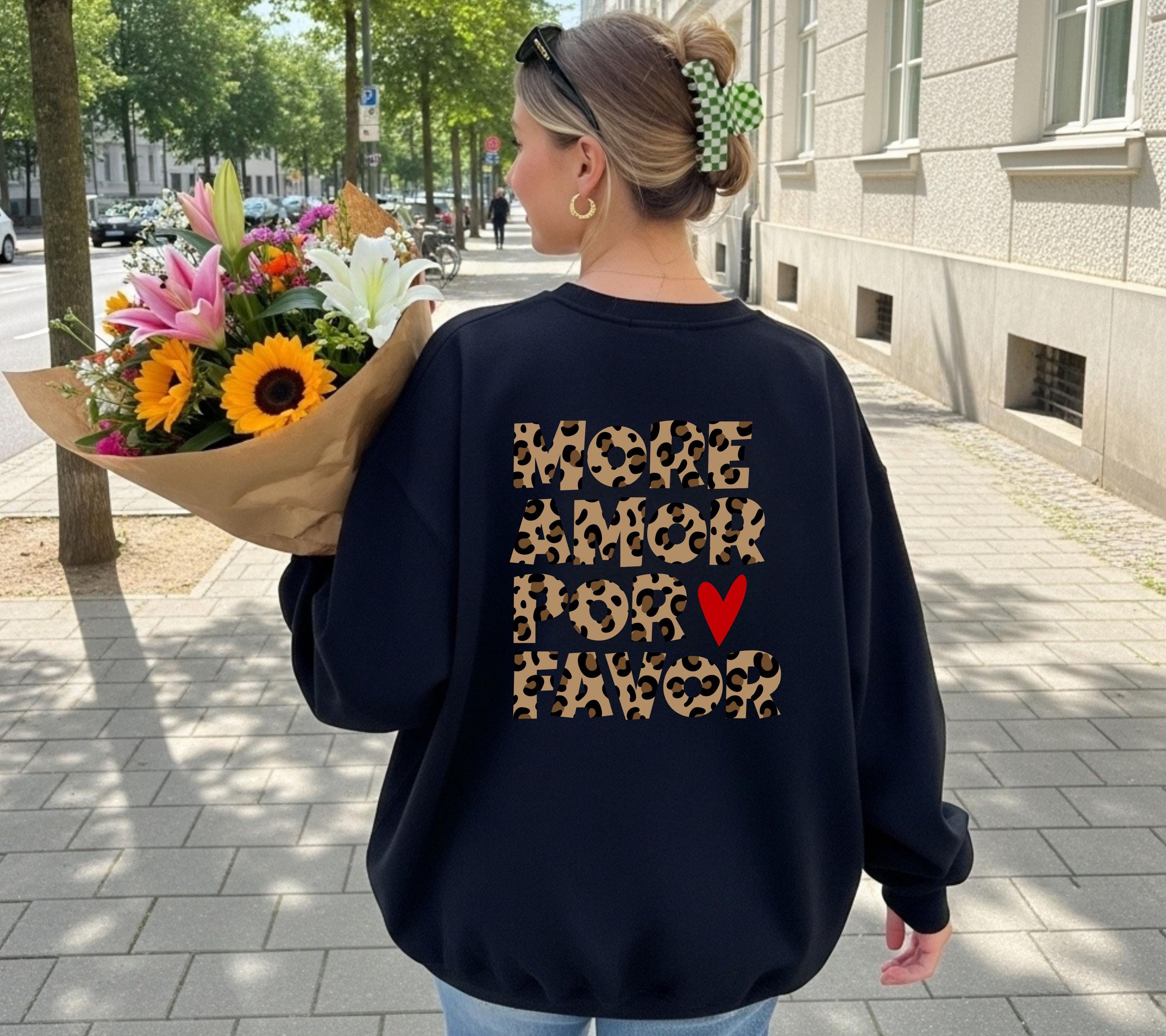 Pulli mit Backprint More Amor Por Favor Leo Muster Herz | Statement Hoodie Damen Herren | Trend Streetwear Pullover | Statement Spruch Mama