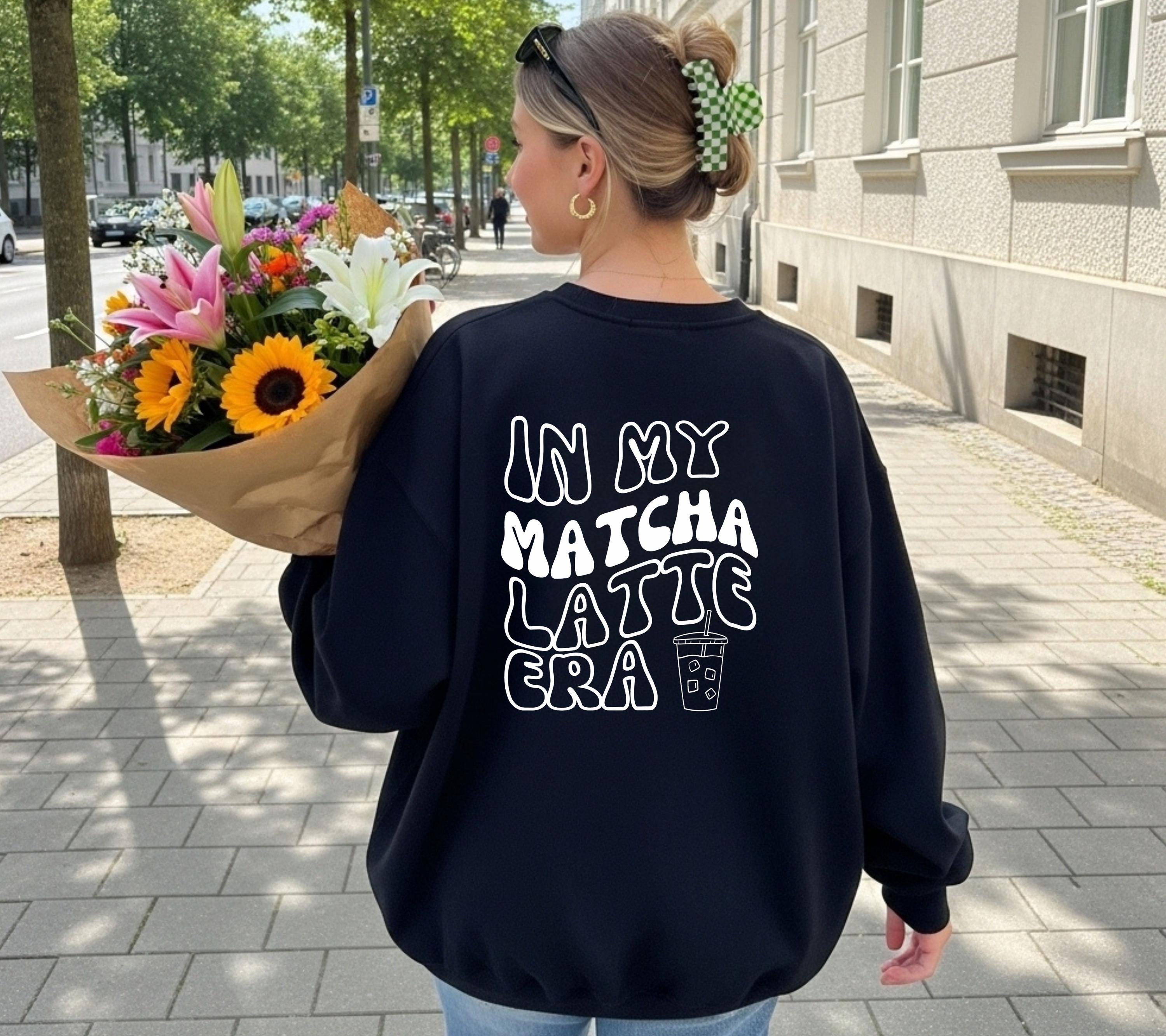 In My Matcha Latte Era Pullover, Pulli mit Backprint, Sweatshirt Matcha Latte, Sweater mit Spruch, Backprint Hoodie, Geschenk Mama, Freundin