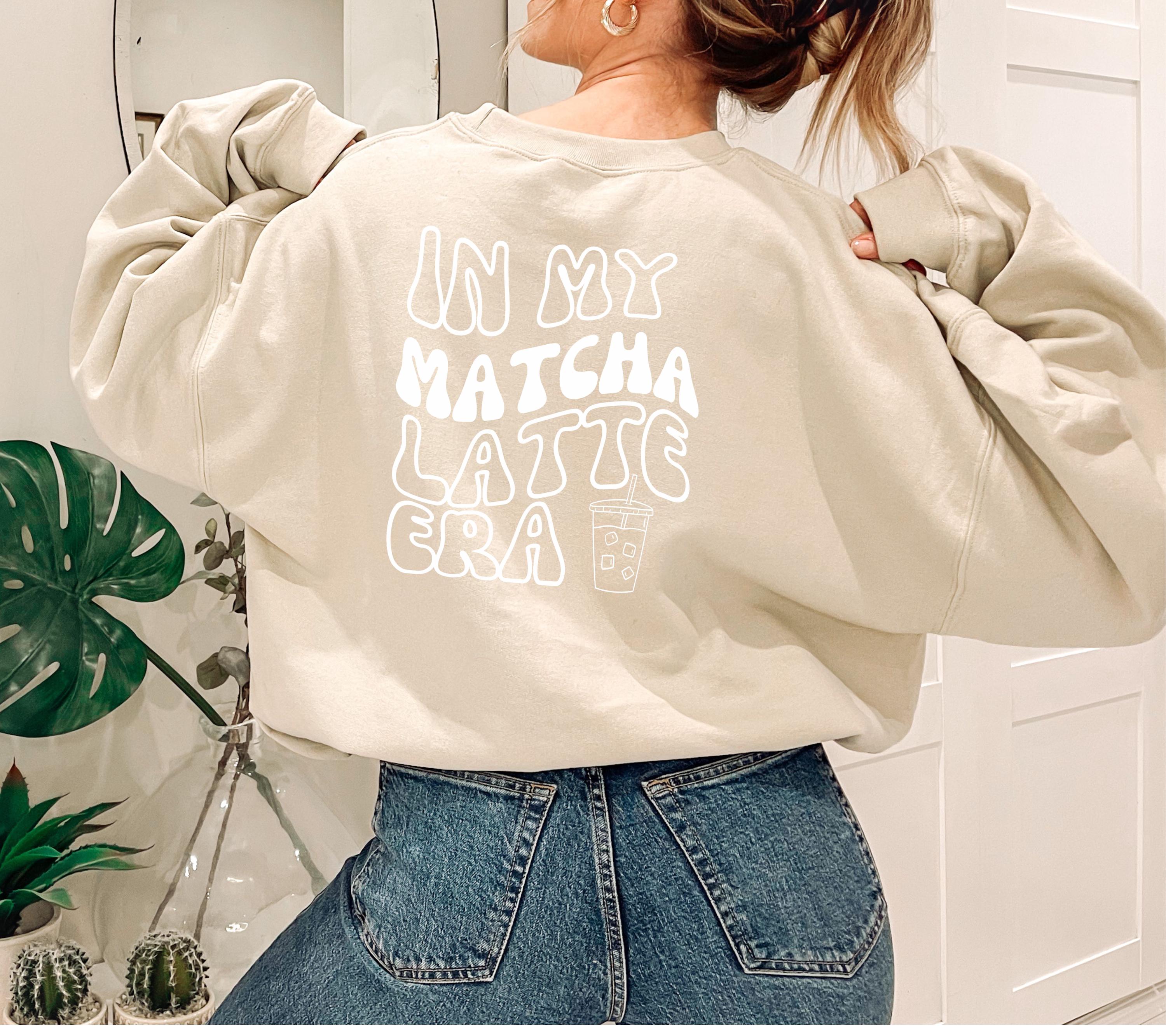 In My Matcha Latte Era Pullover, Pulli mit Backprint, Sweatshirt Matcha Latte, Sweater mit Spruch, Backprint Hoodie, Geschenk Mama, Freundin