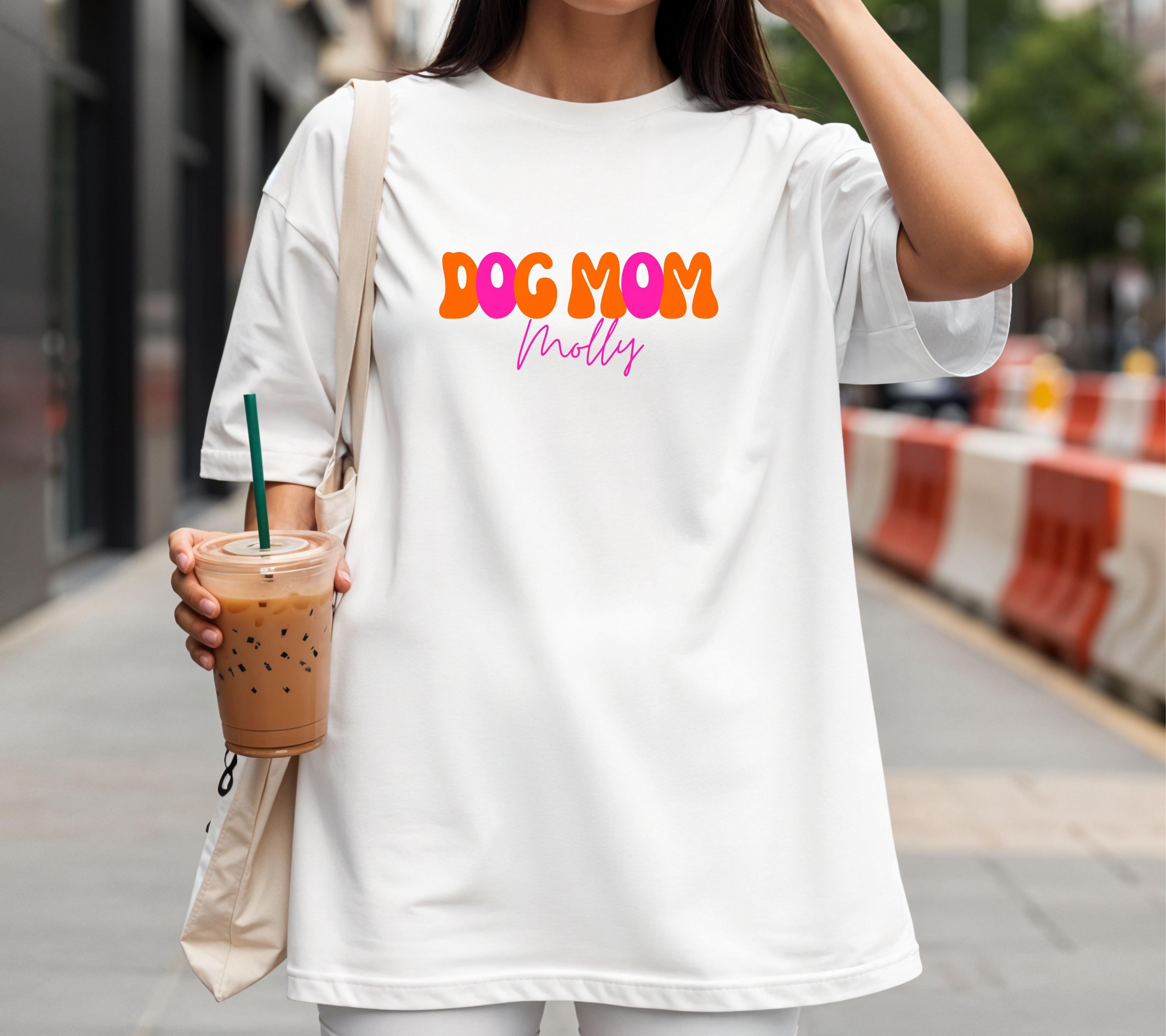 Dog Mom Shirt, pink orange, personalisiertes Shirt Hund, In my Dog Mom Era, Geschenk Hundemama, Hundeliebhaber, Hundebesitzer, Haustier Name