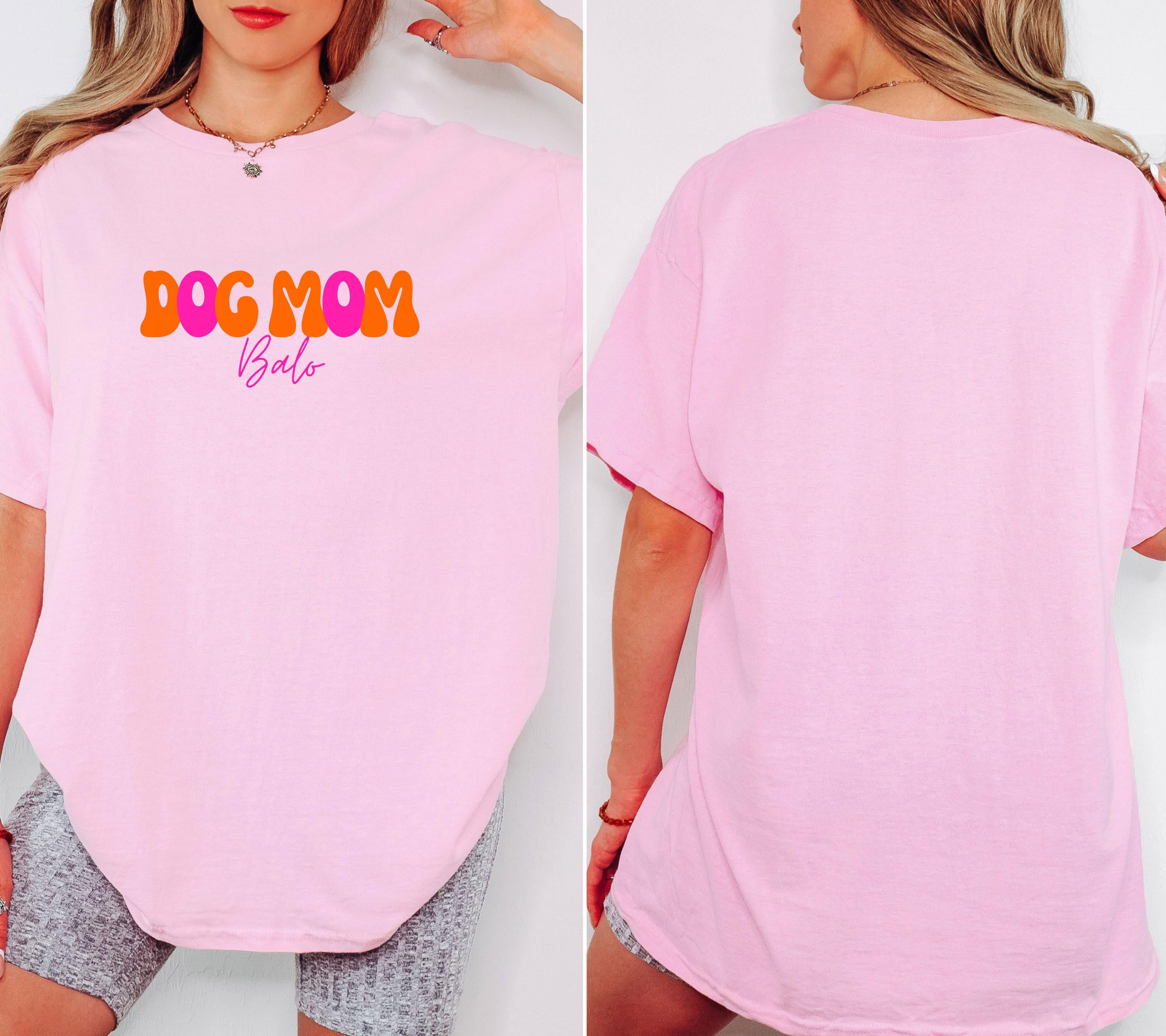 Dog Mom Shirt, pink orange, personalisiertes Shirt Hund, In my Dog Mom Era, Geschenk Hundemama, Hundeliebhaber, Hundebesitzer, Haustier Name