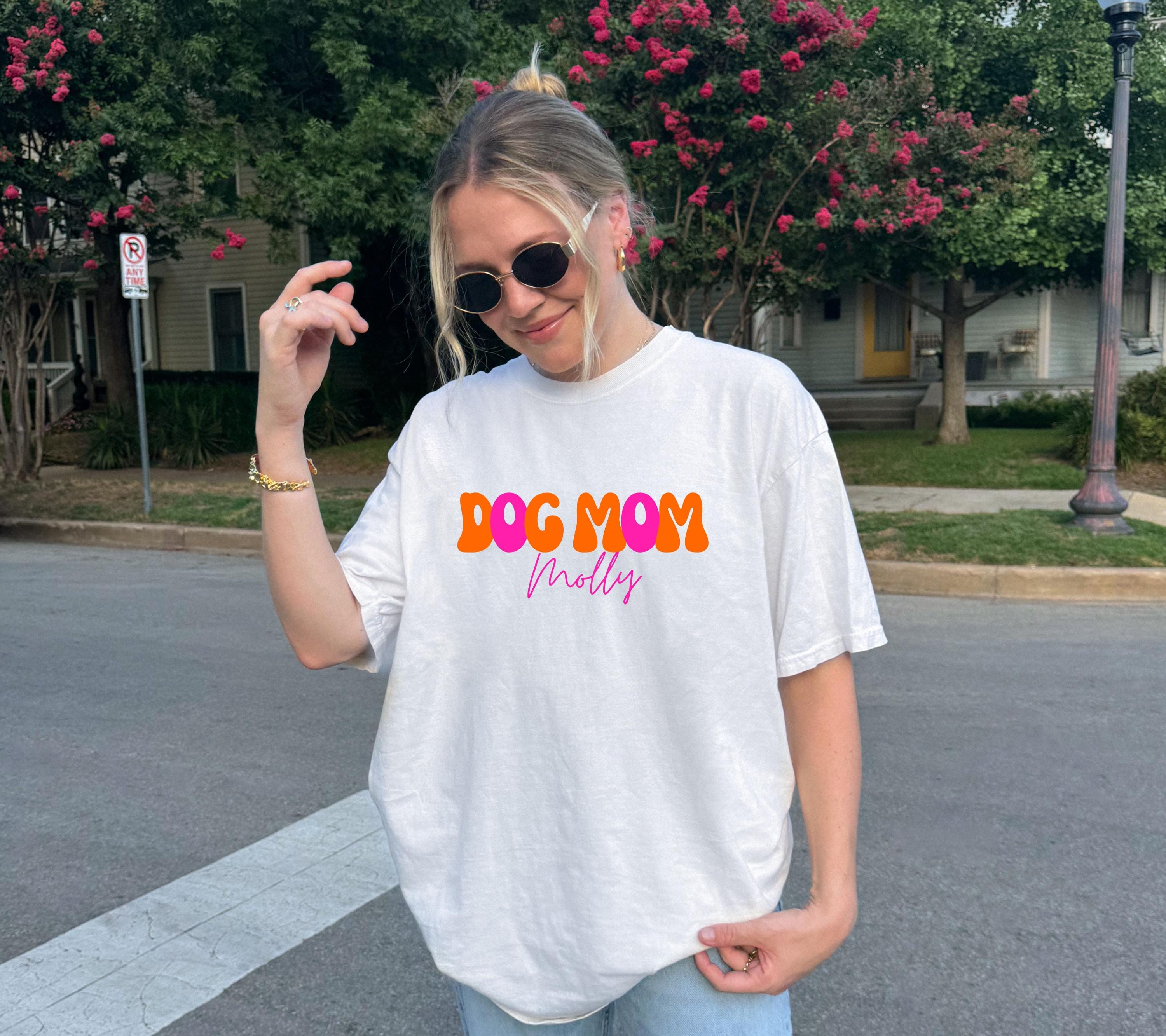 Dog Mom Shirt, pink orange, personalisiertes Shirt Hund, In my Dog Mom Era, Geschenk Hundemama, Hundeliebhaber, Hundebesitzer, Haustier Name