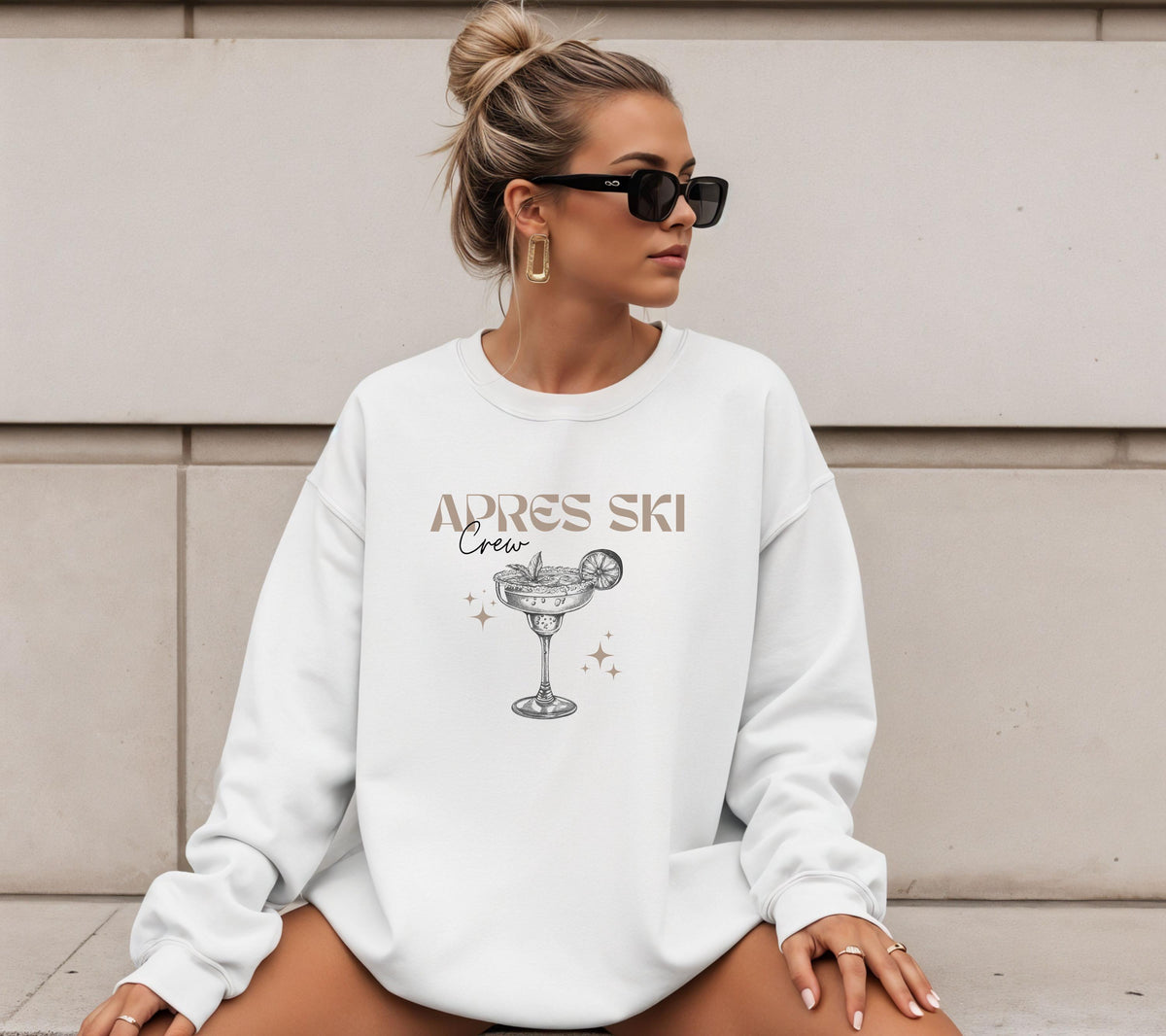 Apres Ski Crew Pullover Unisex, Après Ski Sweater Cocktail Print, Winterurlaub Skihütte, minimalistisch Beige Schwarz, Wintersport Party