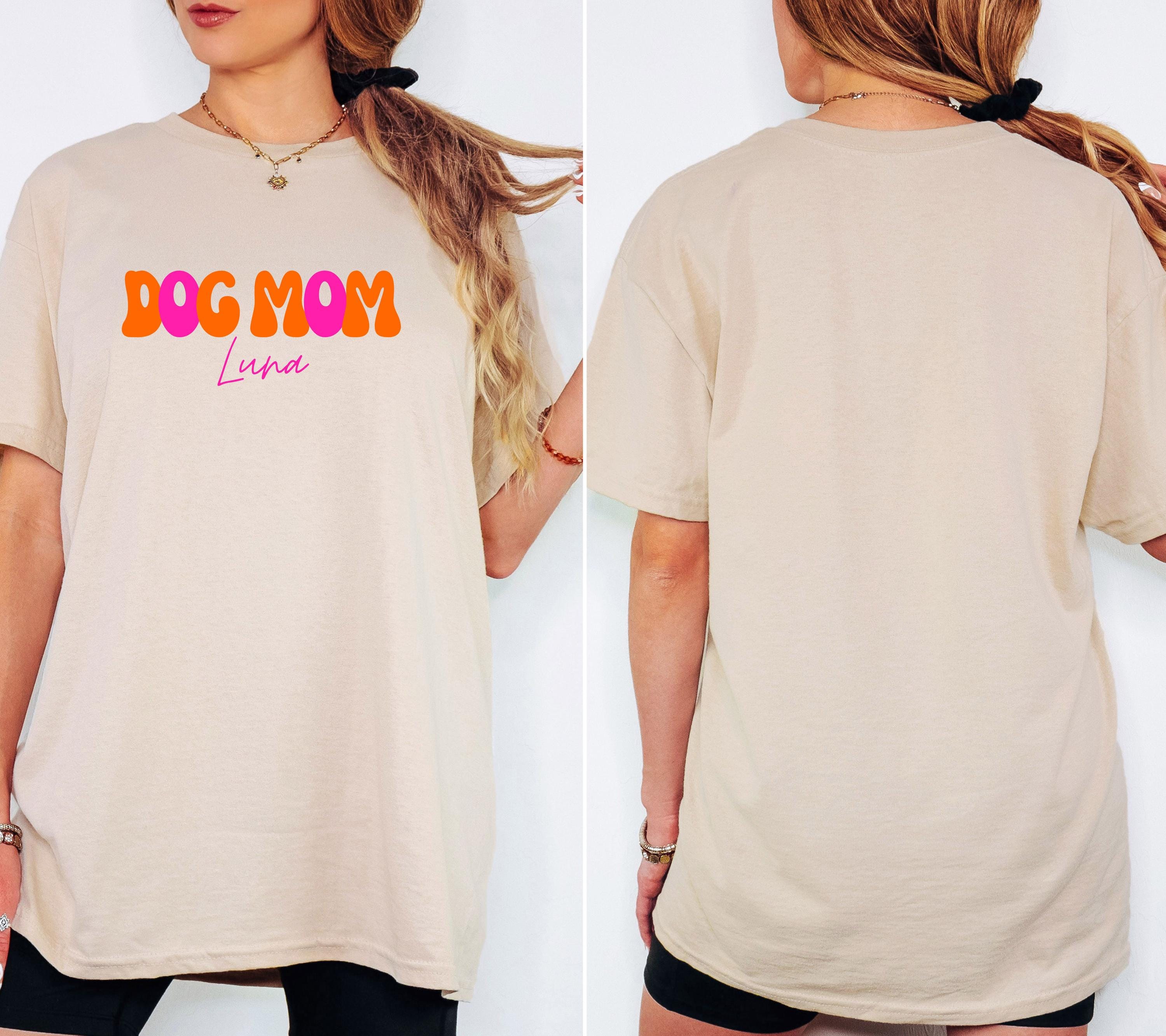 Dog Mom Shirt, pink orange, personalisiertes Shirt Hund, In my Dog Mom Era, Geschenk Hundemama, Hundeliebhaber, Hundebesitzer, Haustier Name
