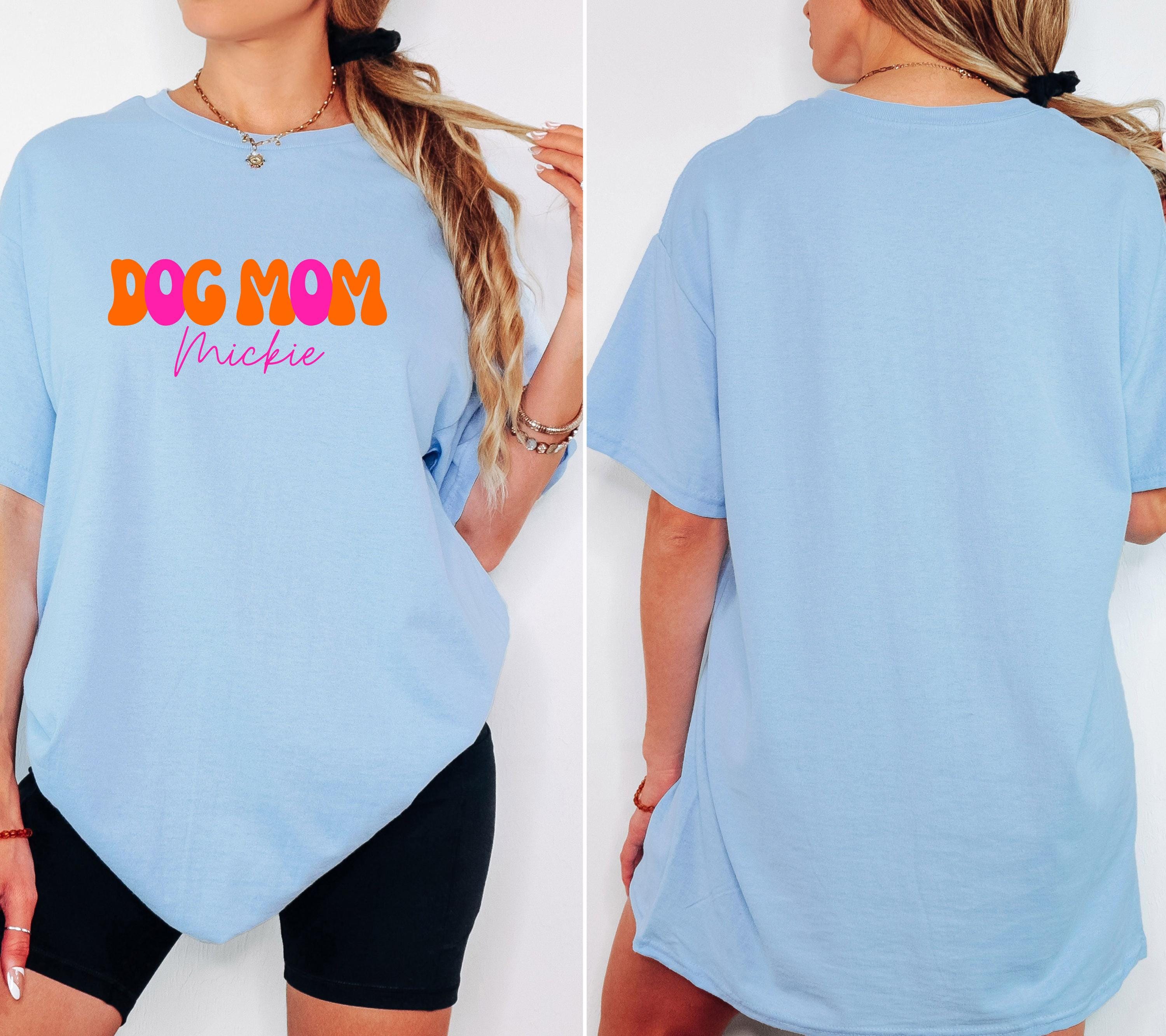 Dog Mom Shirt, pink orange, personalisiertes Shirt Hund, In my Dog Mom Era, Geschenk Hundemama, Hundeliebhaber, Hundebesitzer, Haustier Name