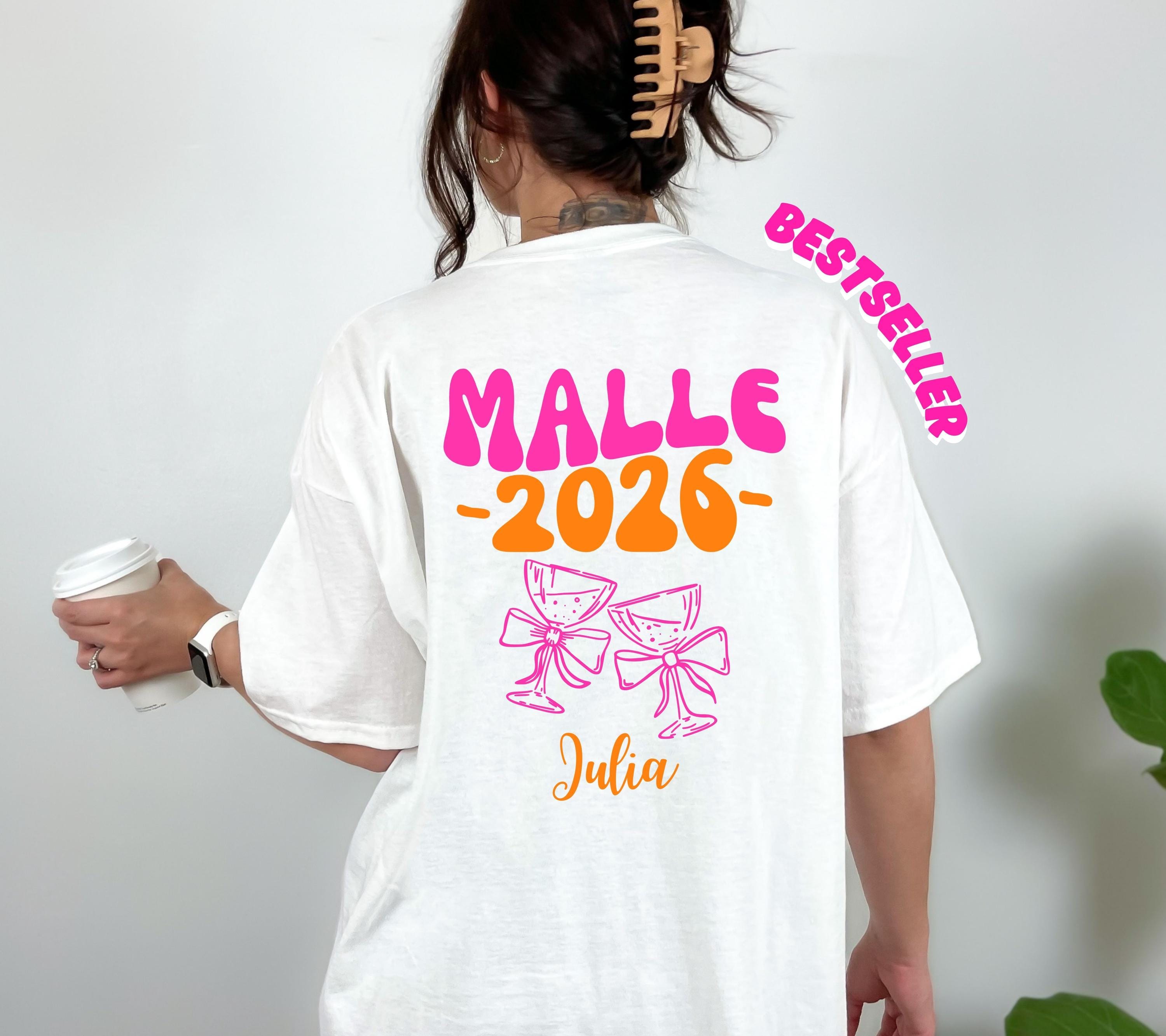 Malle Shirt mit Namen, pink orange, Malle 2026, Malle Shirts, Damen, Frauen, personalisiert, Mallorca Shirts, Sekt, Sauf Shirt, Gruppenshirt