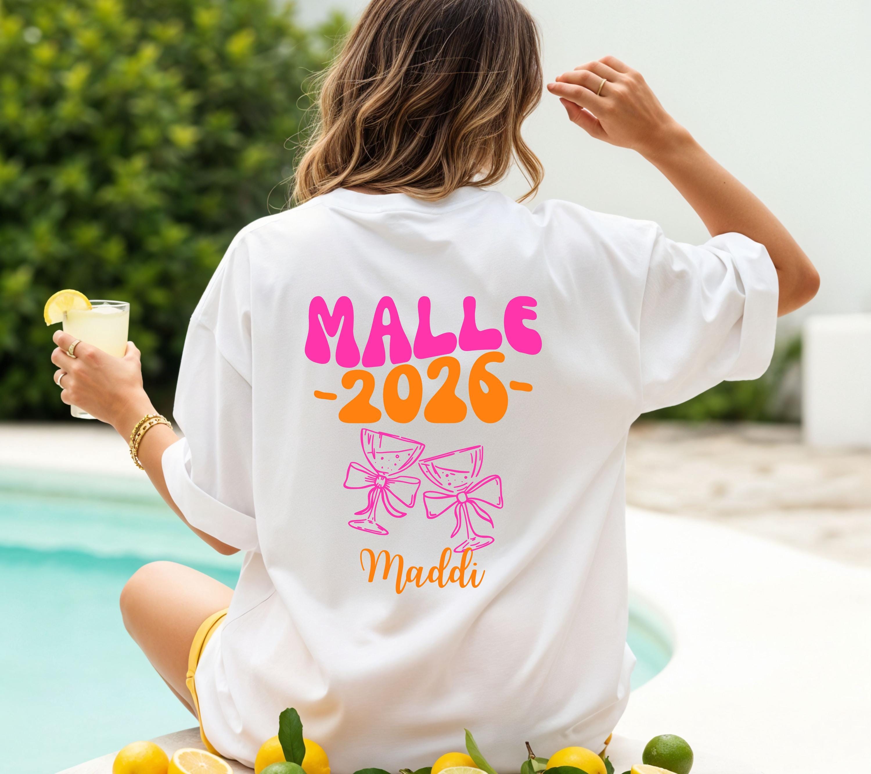 Malle Shirt mit Namen, pink orange, Malle 2026, Malle Shirts, Damen, Frauen, personalisiert, Mallorca Shirts, Sekt, Sauf Shirt, Gruppenshirt