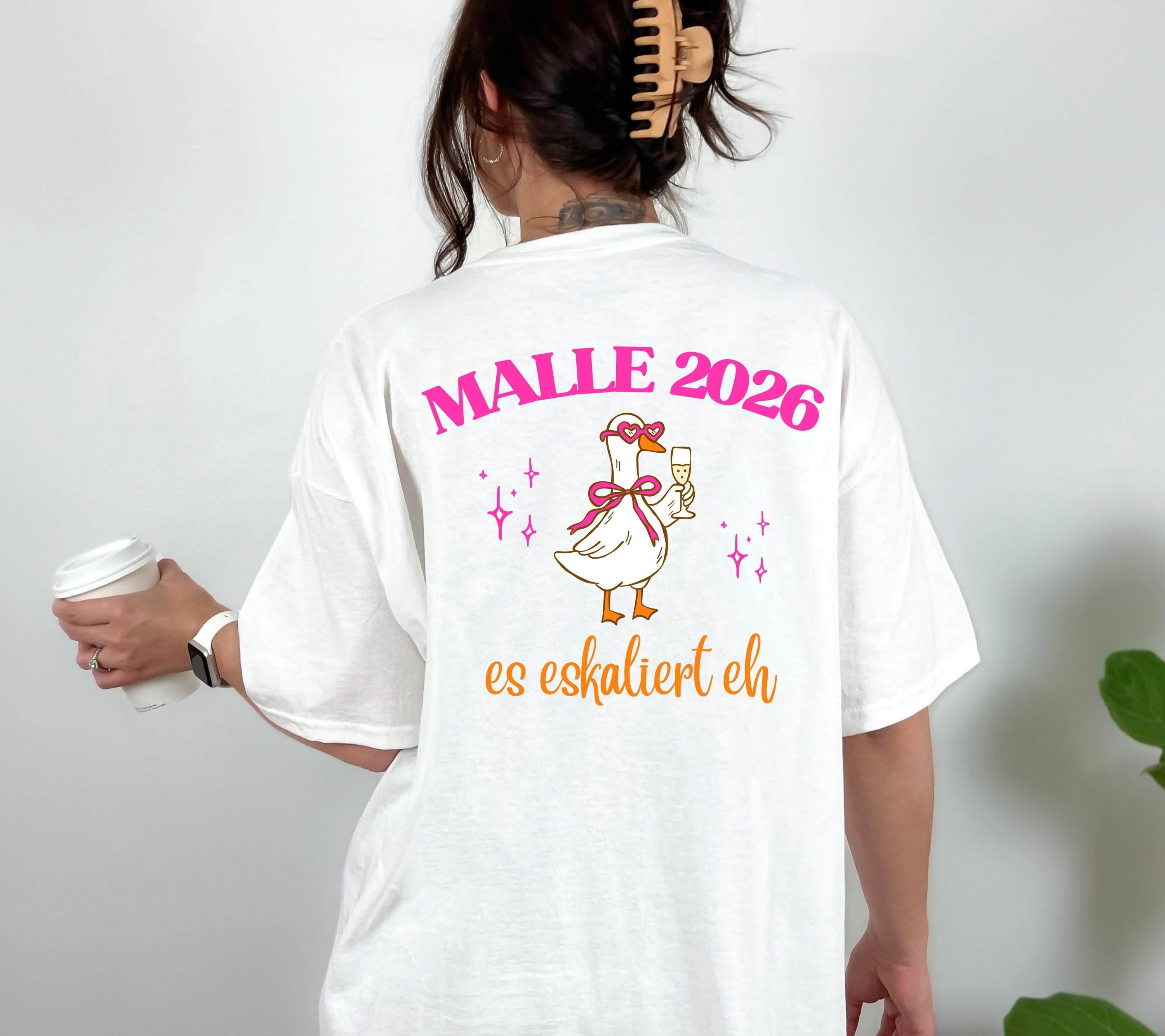 Malle Shirt Ente, Backprint, Malle 2026, Malle Shirts, es eskaliert eh, Mallorca T Shirts, Sekt Shirt, Gruppenshirt pink, lustige Shirts