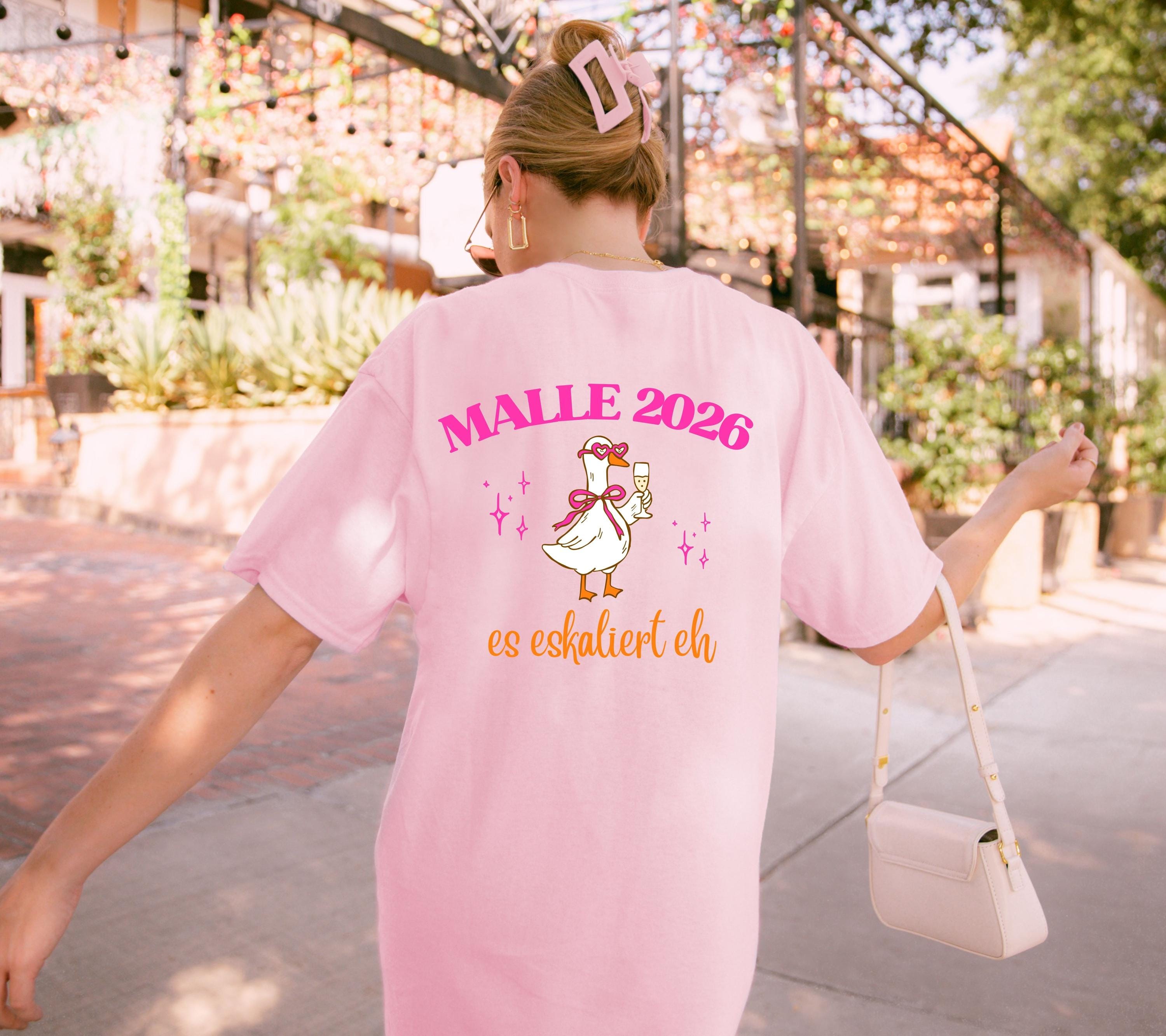 Malle Shirt Ente, Backprint, Malle 2026, Malle Shirts, es eskaliert eh, Mallorca T Shirts, Sekt Shirt, Gruppenshirt pink, lustige Shirts