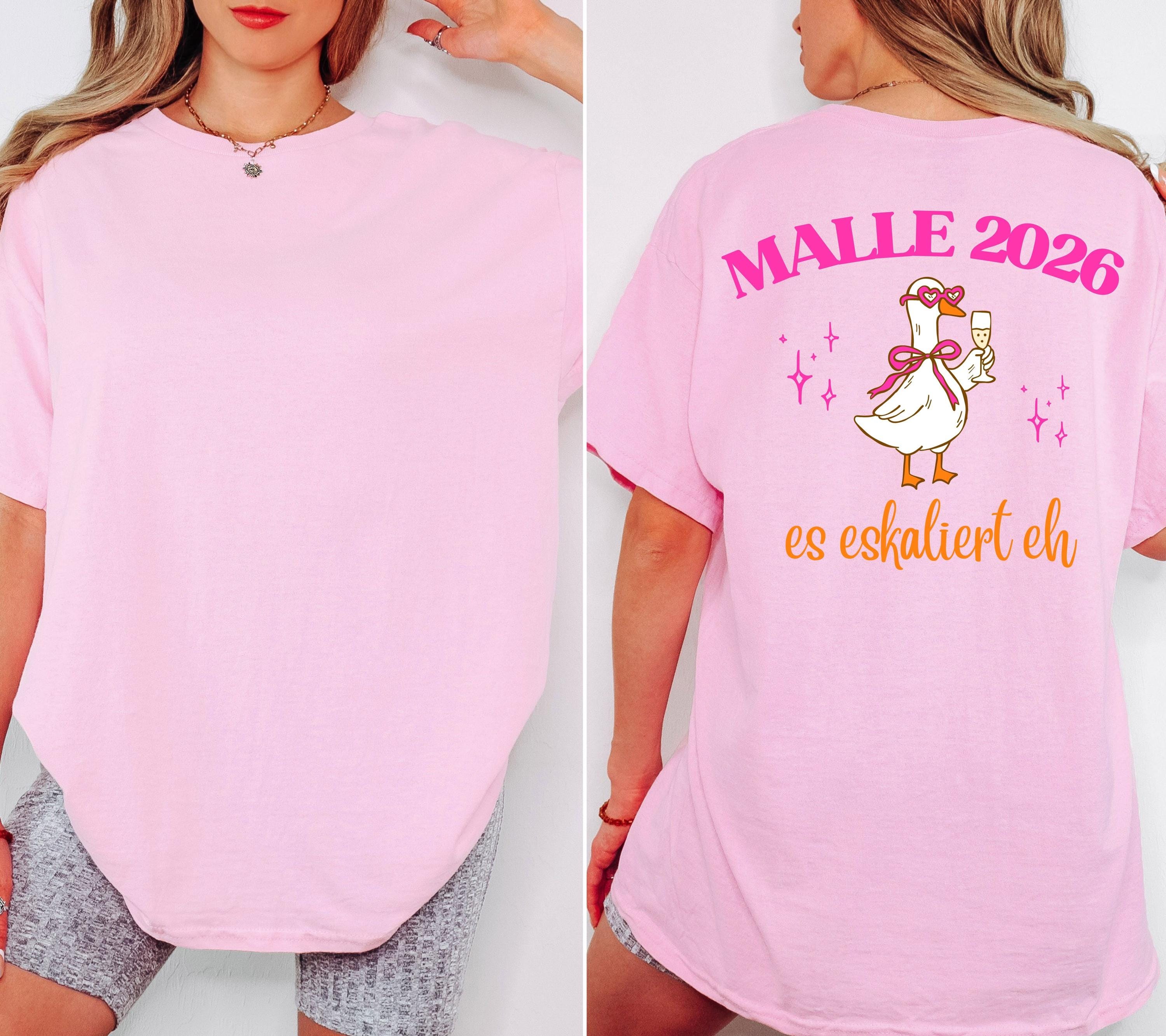 Malle Shirt Ente, Backprint, Malle 2026, Malle Shirts, es eskaliert eh, Mallorca T Shirts, Sekt Shirt, Gruppenshirt pink, lustige Shirts