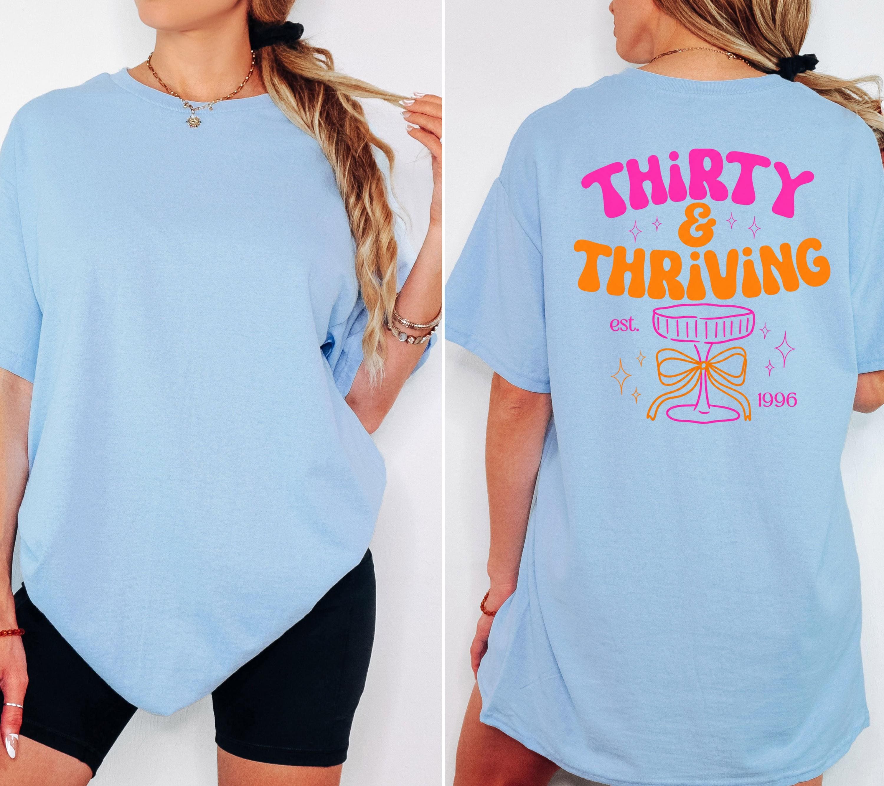 Geburtstagsshirt, Thirty & Thriving Shirt, 1996, personalisiertes 30. Geburtstag Shirt, Geschenkidee Geburtstag dreißig, 30 Jahre, Birthday