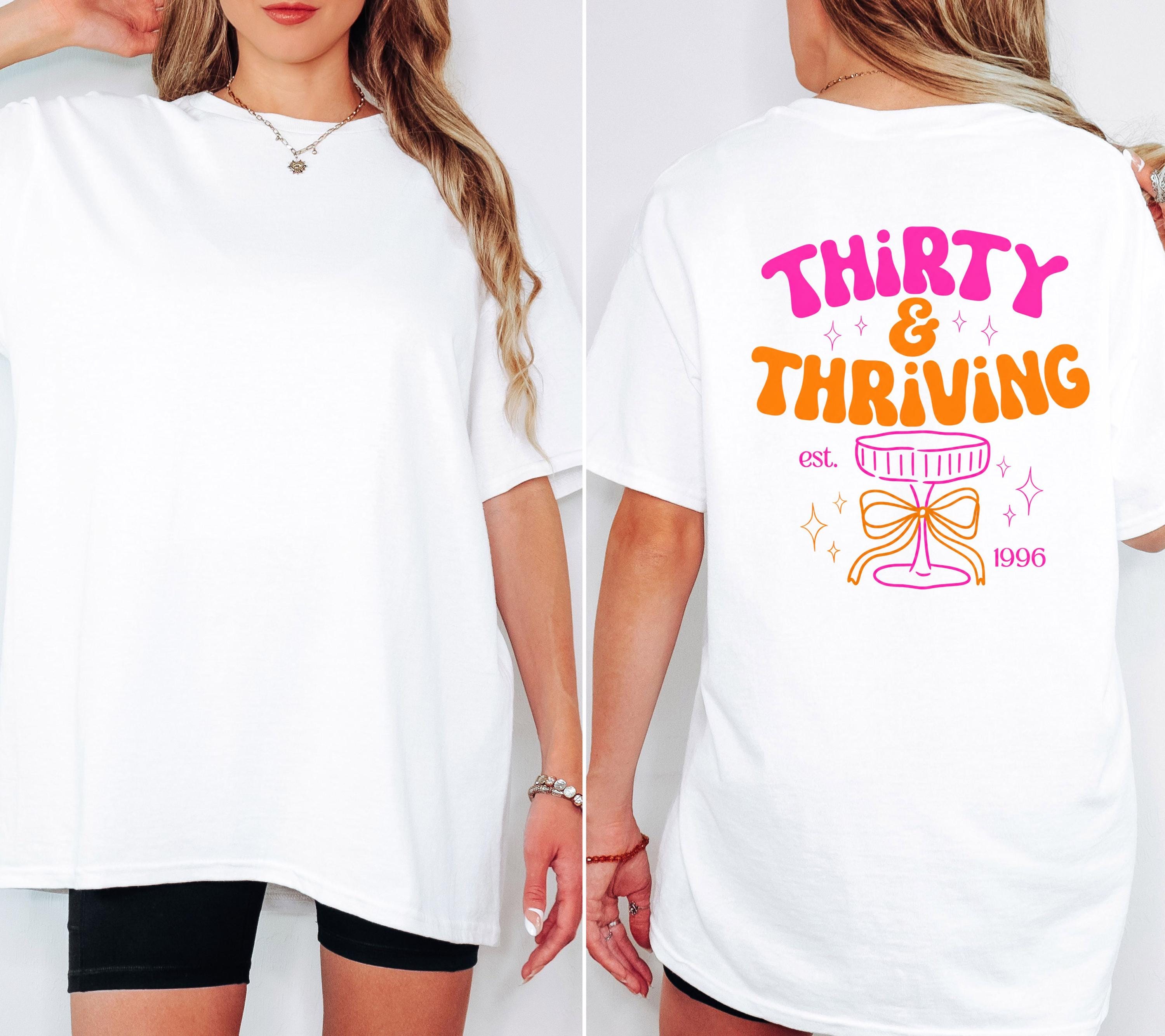 Thirty & Thriving Shirt, Geburtstagsshirt, 1996, personalisiertes 30. Geburtstag Shirt, Geschenkidee Geburtstag dreißig, 30 Jahre, Birthday