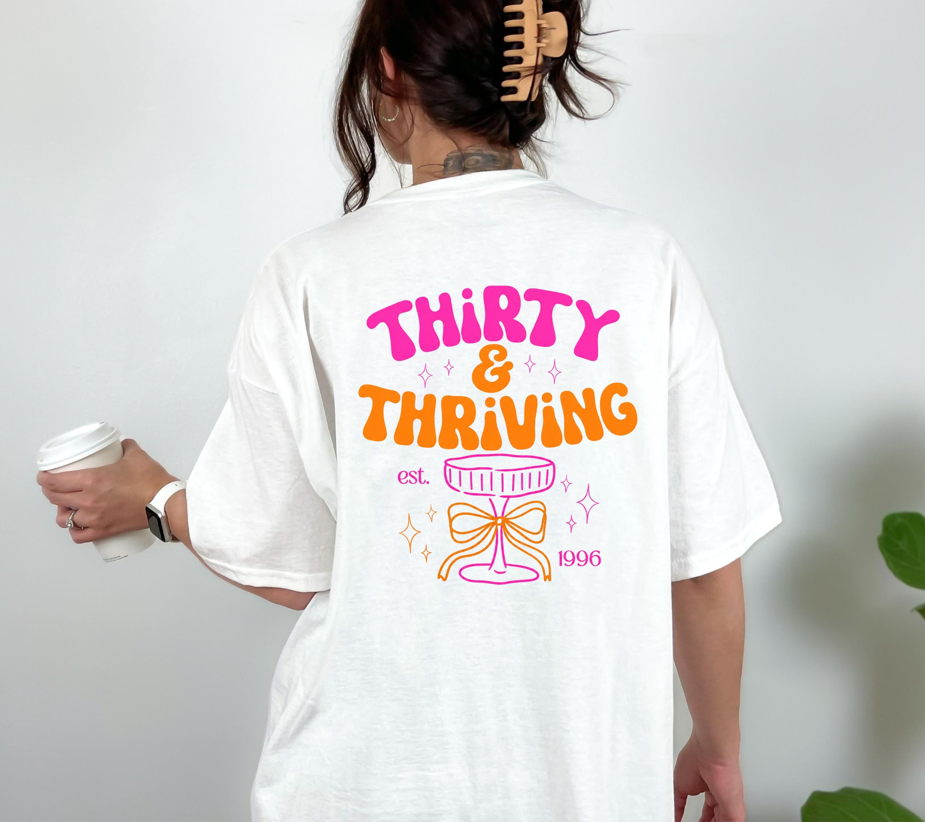 Geburtstagsshirt, Thirty & Thriving Shirt, 1996, personalisiertes 30. Geburtstag Shirt, Geschenkidee Geburtstag dreißig, 30 Jahre, Birthday