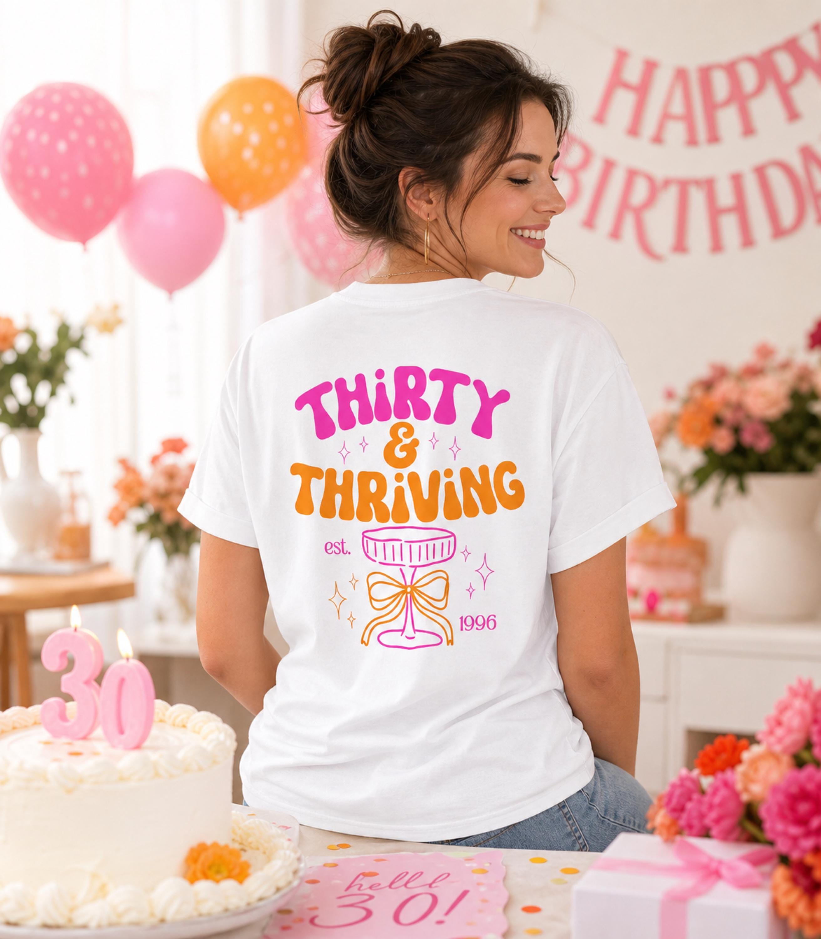 Thirty & Thriving Shirt, Geburtstagsshirt, 1996, personalisiertes 30. Geburtstag Shirt, Geschenkidee Geburtstag dreißig, 30 Jahre, Birthday