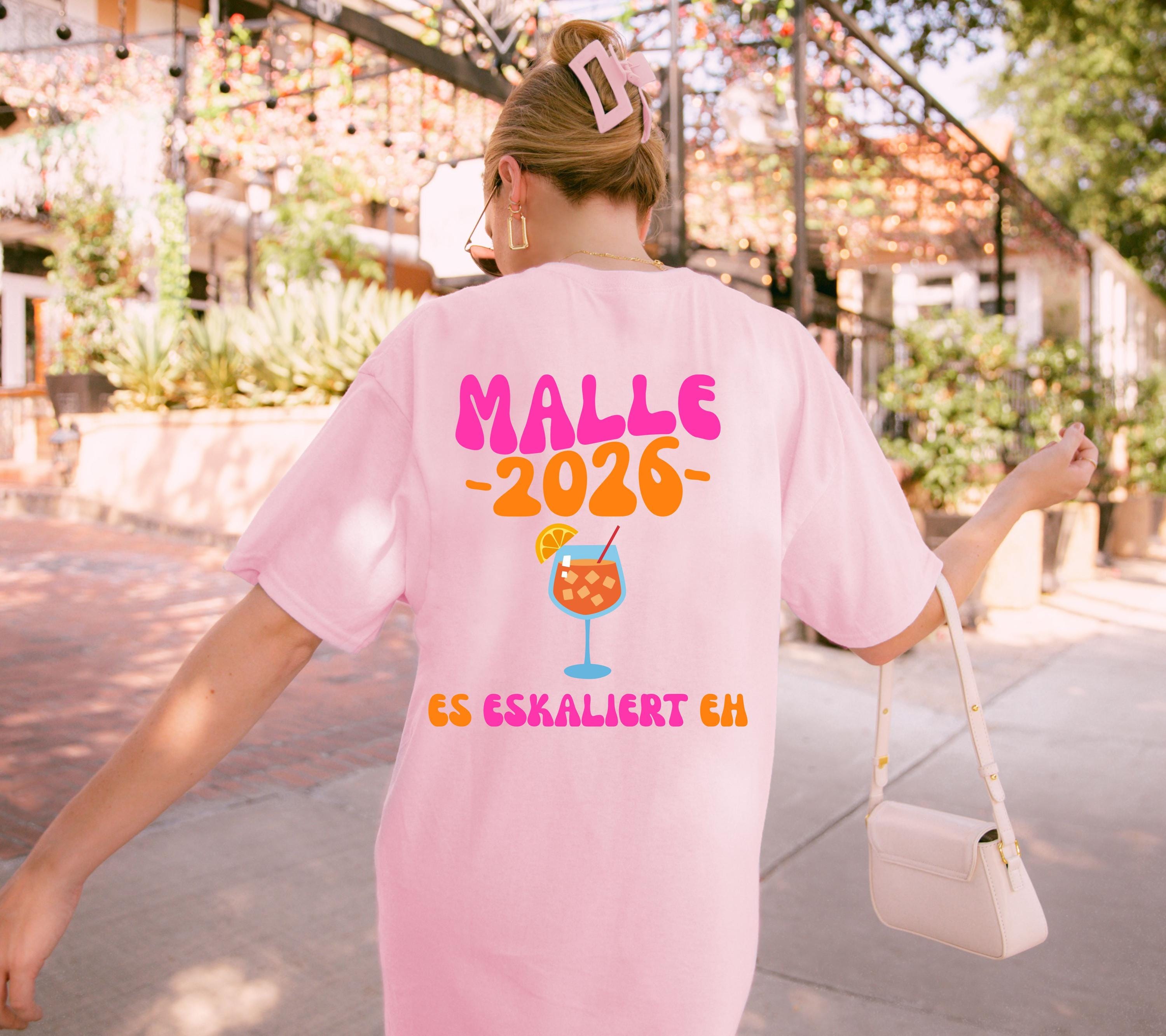 Malle Shirt, es eskaliert eh, Backprint, Malle 2026, Malle T Shirt, personalisiert, Mallorca Shirts, Sekt Shirt, Sauf T Shirt, Gruppenshirt