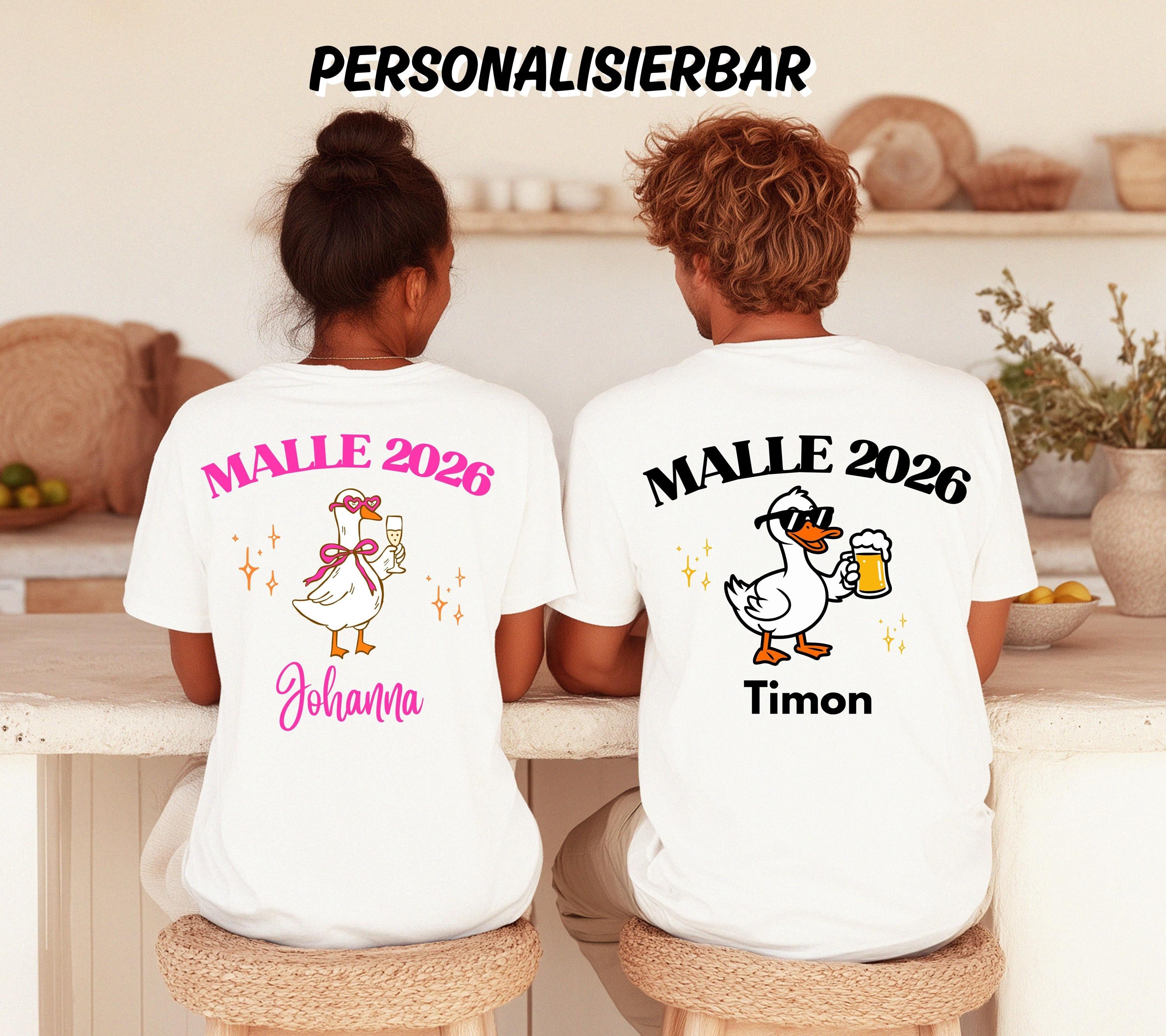 Malle Shirt, Backprint, Malle 2026 Ente, Malle Shirts personalisiert, Mallorca t Shirts, Bier Shirt, Gruppenshirt pink, lustige Shirts, Sekt