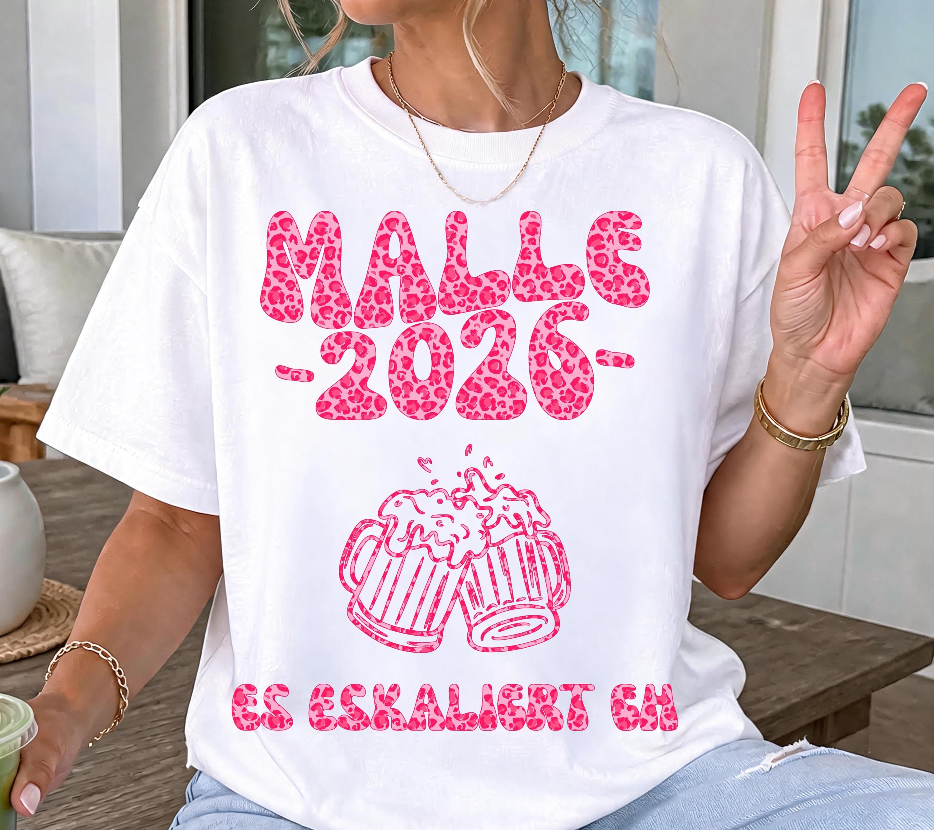 Malle Shirt mit Spruch, es eskaliert eh, Backprint, Malle 2026, Malle T Shirt pink, Mallorca Shirts, Bier Shirt, Gruppenshirt, Leo Muster