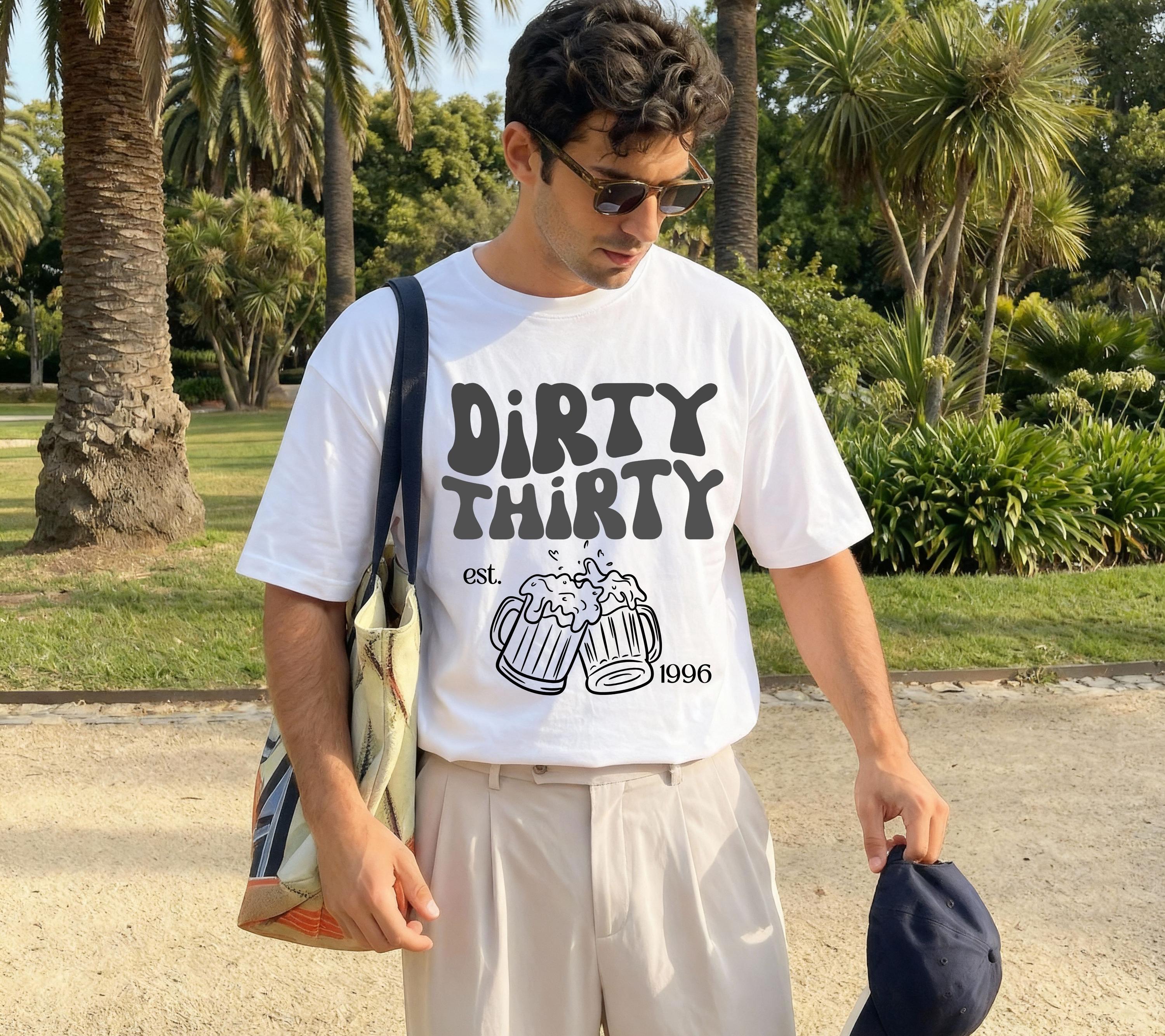 Dirty Thirty Shirt, Männer, Geburtstags Shirt, est 1996, personalisiertes 30. Geburtstag Shirt, Geschenkidee dreißig, 30 Jahre, Herren, weiß