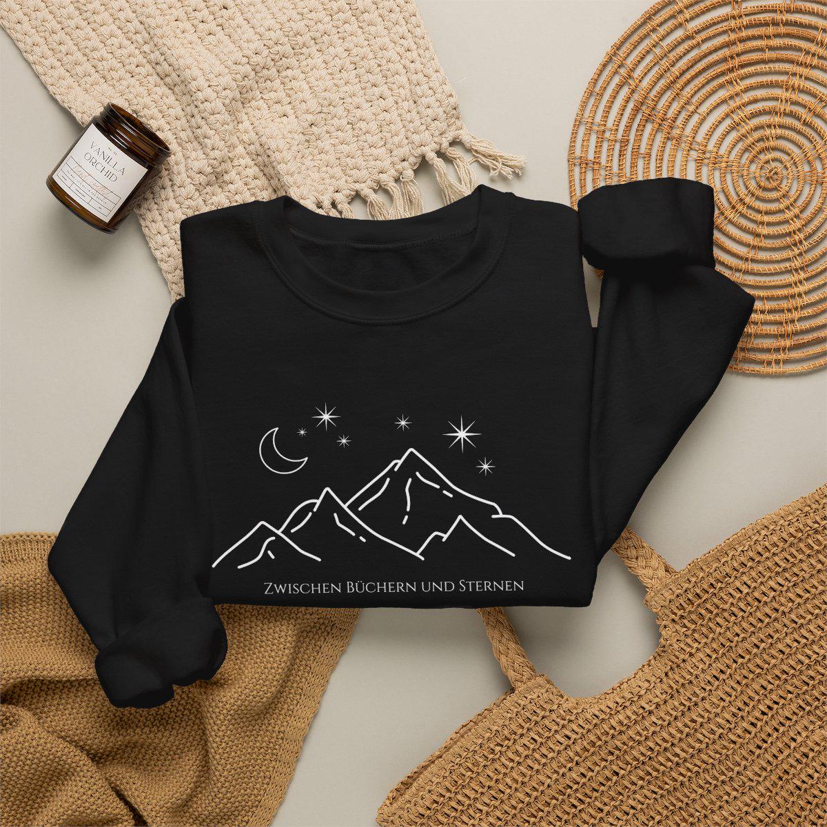 Romantasy Pullover, Bücherwurm Pullover, Geschenk für Buchliebhaber, Zwischen Büchern und Sternen, Fantasy Leser Geschenk, Leseratte, Herbst