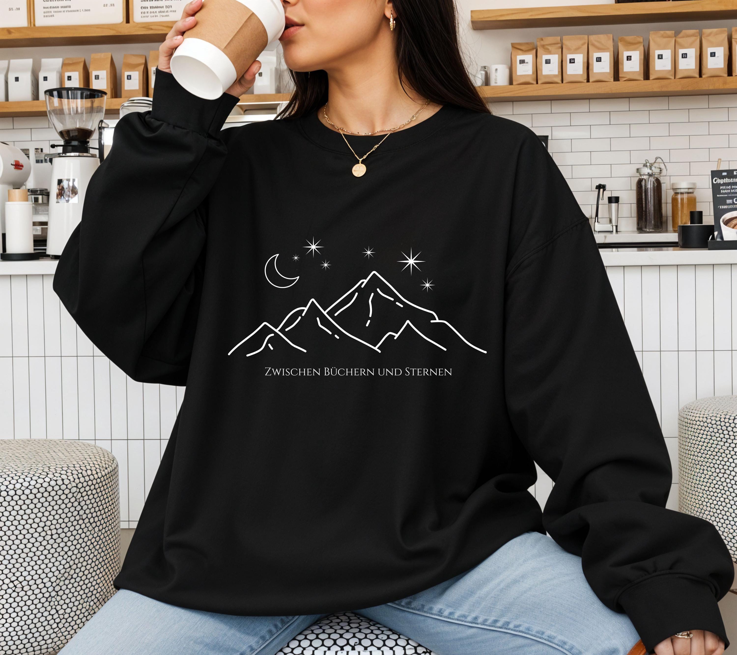 Romantasy Pullover, Bücherwurm Pullover, Geschenk für Buchliebhaber, Zwischen Büchern und Sternen, Fantasy Leser Geschenk, Leseratte, Herbst