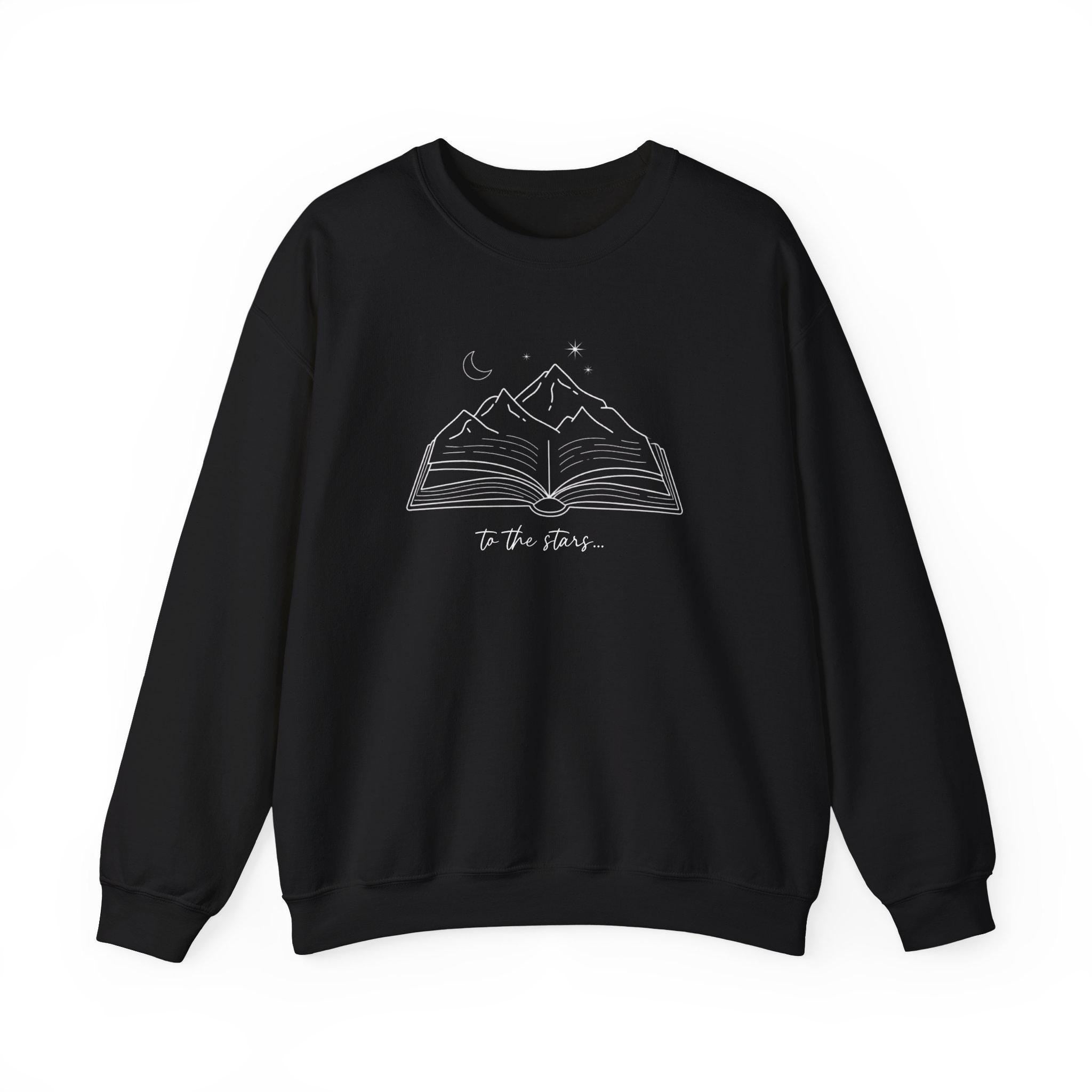 Romantasy Sweater, Geschenk fuer Buchliebhaber, Herbst, Bücherwurm Pullover, Fantasy Leser Geschenk, Zwischen Büchern und Sternen, Leseratte