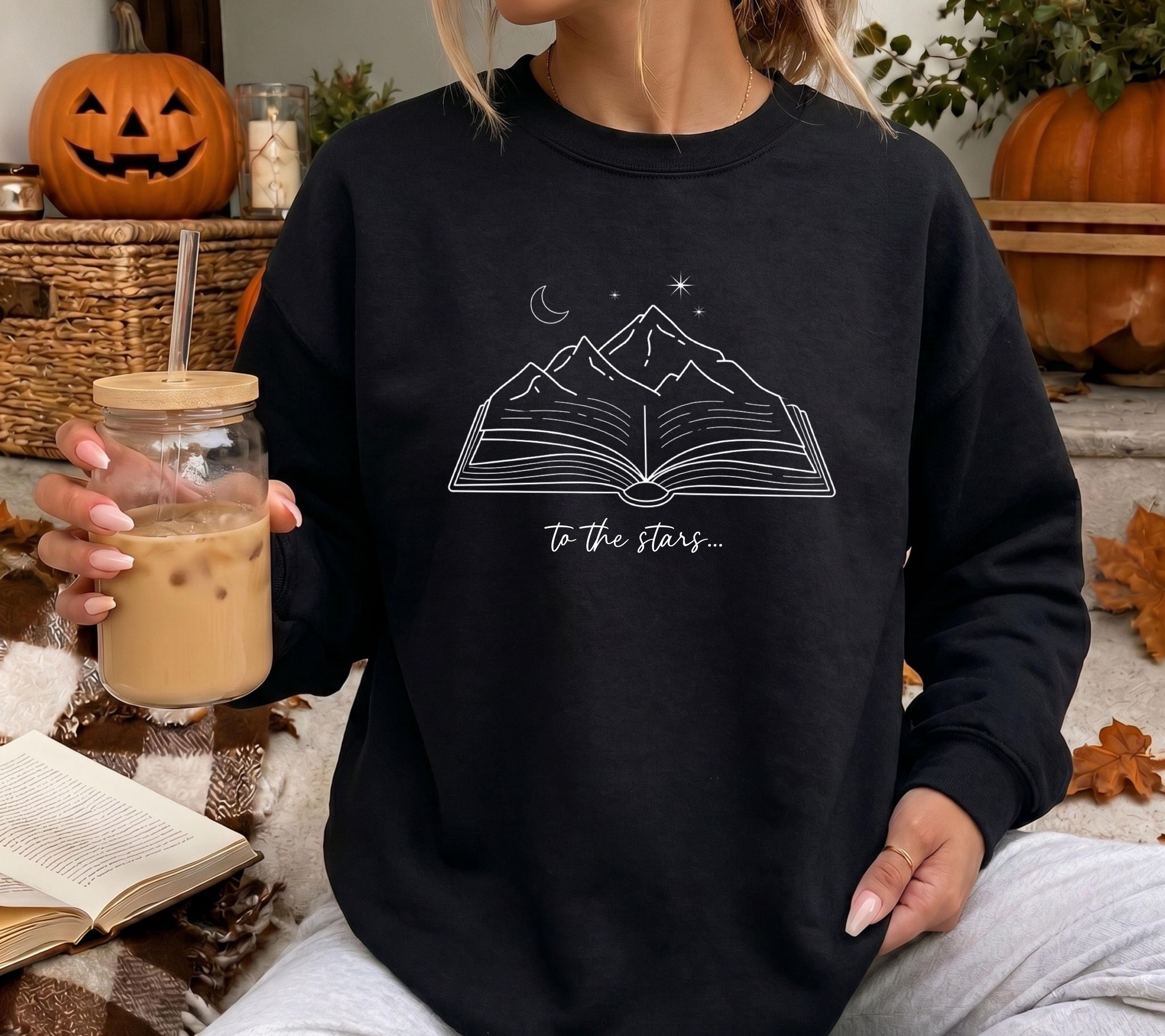 Romantasy Sweater, Geschenk fuer Buchliebhaber, Herbst, Bücherwurm Pullover, Fantasy Leser Geschenk, Zwischen Büchern und Sternen, Leseratte