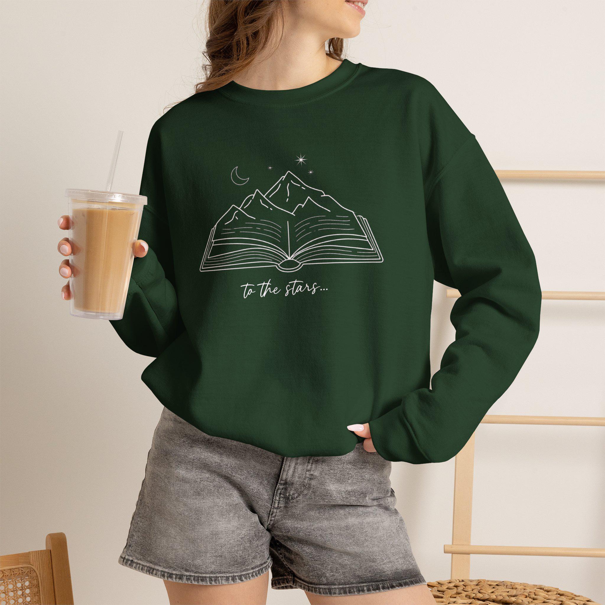 Romantasy Sweater, Geschenk fuer Buchliebhaber, Herbst, Bücherwurm Pullover, Fantasy Leser Geschenk, Zwischen Büchern und Sternen, Leseratte