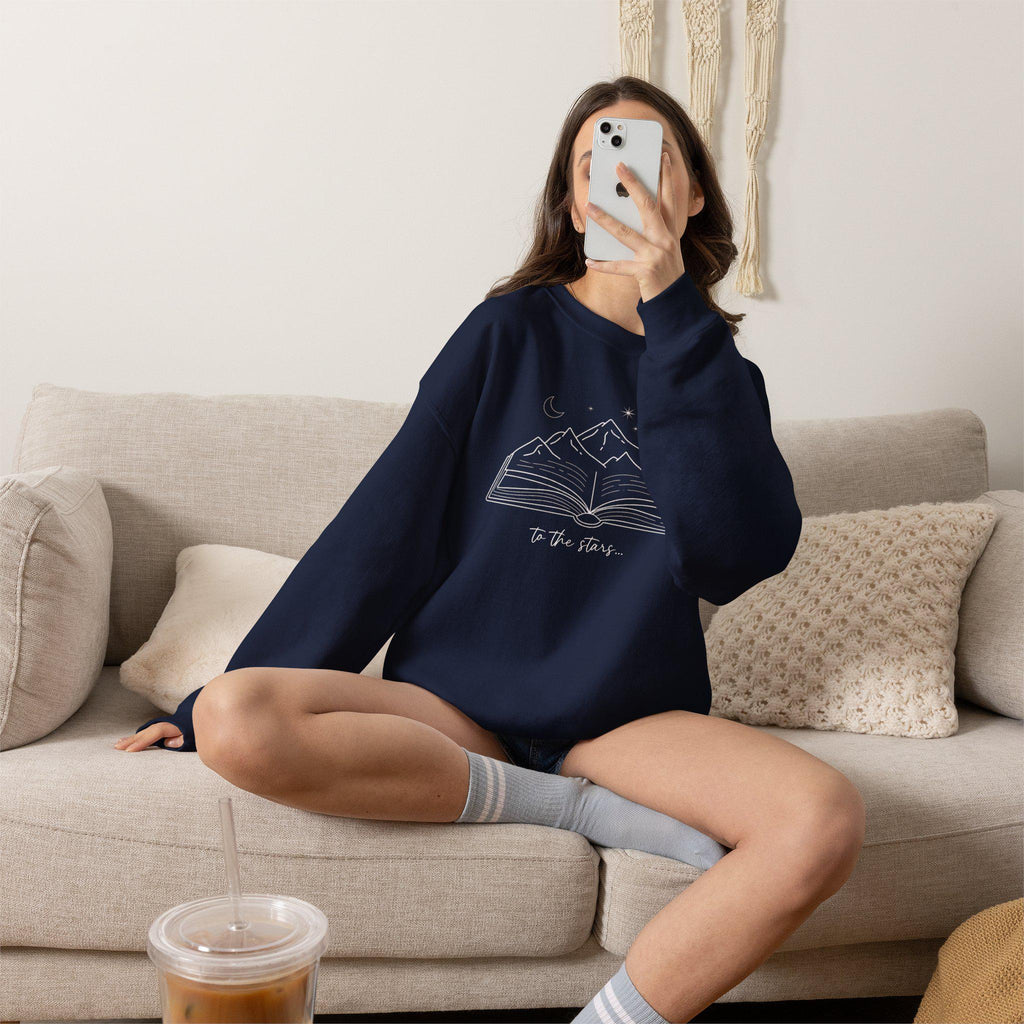 Romantasy Sweater, Geschenk fuer Buchliebhaber, Herbst, Bücherwurm Pullover, Fantasy Leser Geschenk, Zwischen Büchern und Sternen, Leseratte
