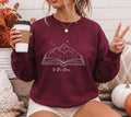 Romantasy Sweater, Geschenk fuer Buchliebhaber, Herbst, Bücherwurm Pullover, Fantasy Leser Geschenk, Zwischen Büchern und Sternen, Leseratte