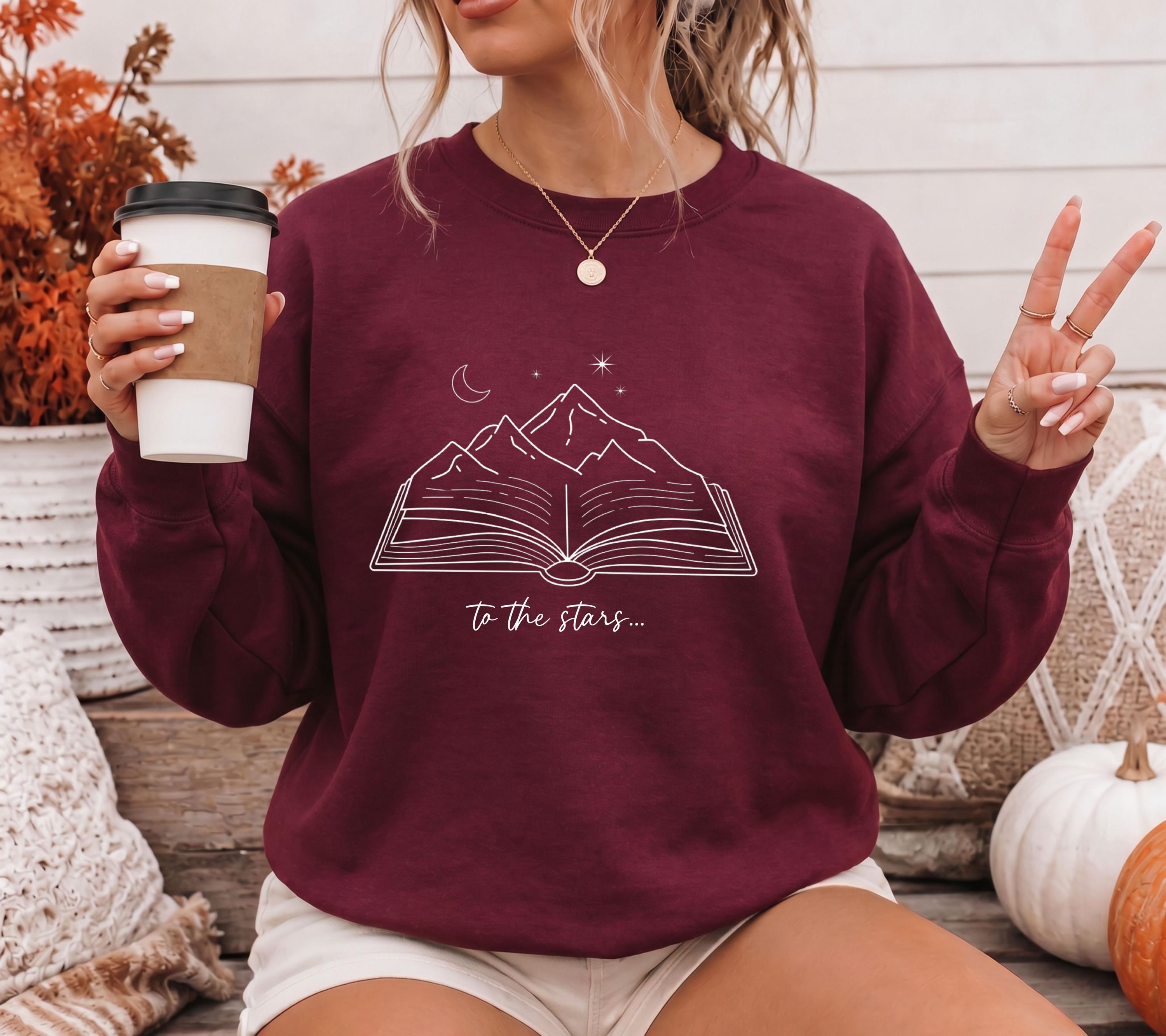 Romantasy Sweater, Geschenk fuer Buchliebhaber, Herbst, Bücherwurm Pullover, Fantasy Leser Geschenk, Zwischen Büchern und Sternen, Leseratte