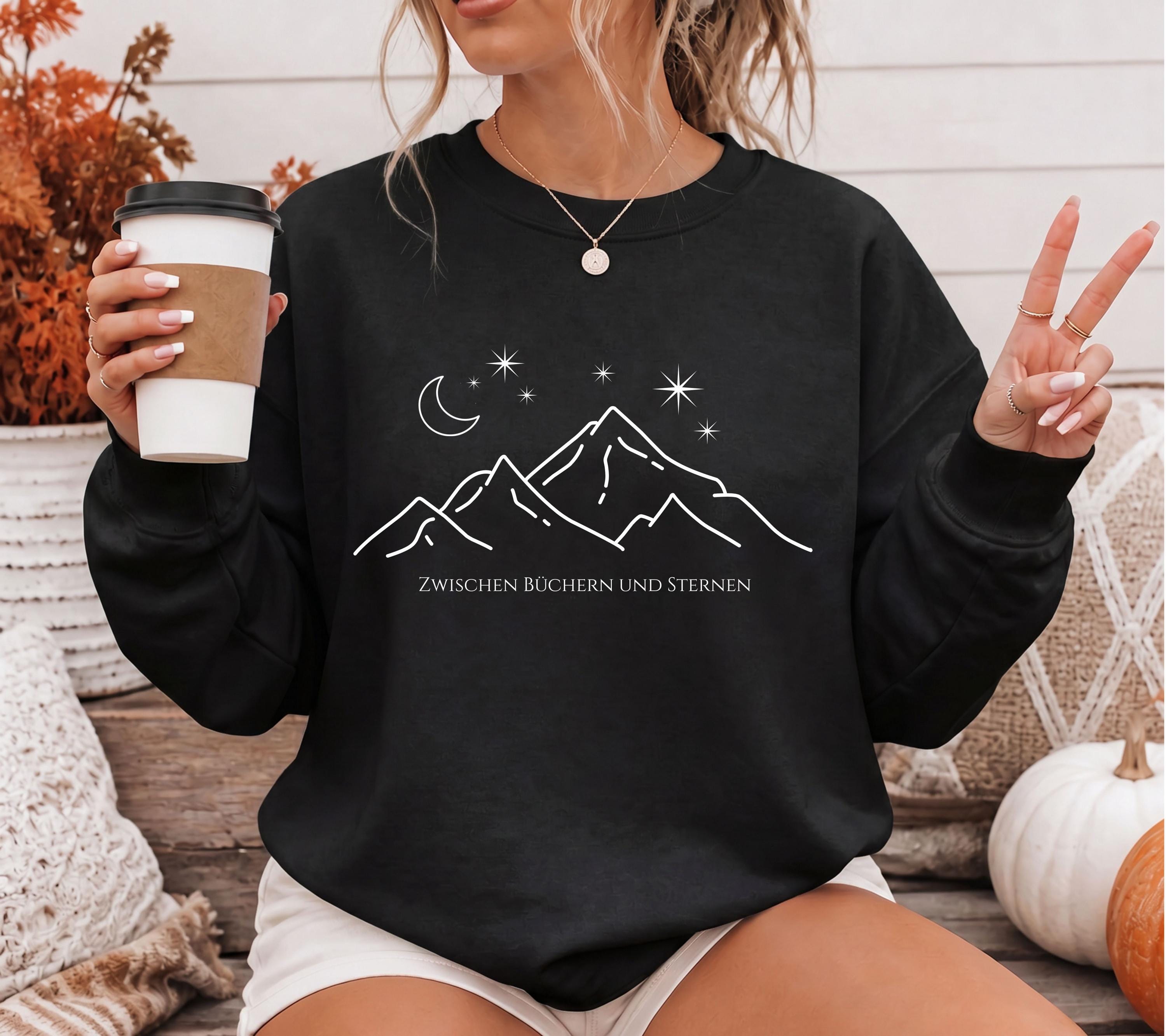 Romantasy Pullover, Bücherwurm Pullover, Geschenk für Buchliebhaber, Zwischen Büchern und Sternen, Fantasy Leser Geschenk, Leseratte, Herbst