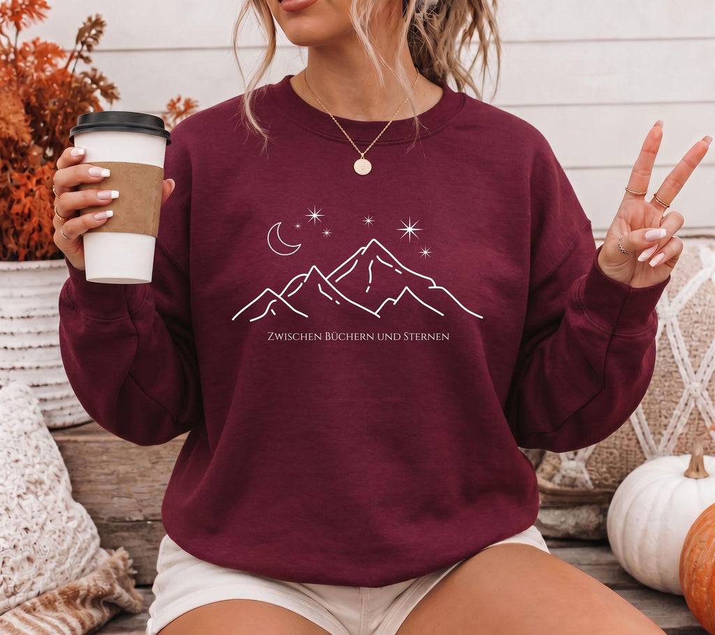Romantasy Pullover, Bücherwurm Pullover, Geschenk für Buchliebhaber, Zwischen Büchern und Sternen, Fantasy Leser Geschenk, Leseratte, Herbst