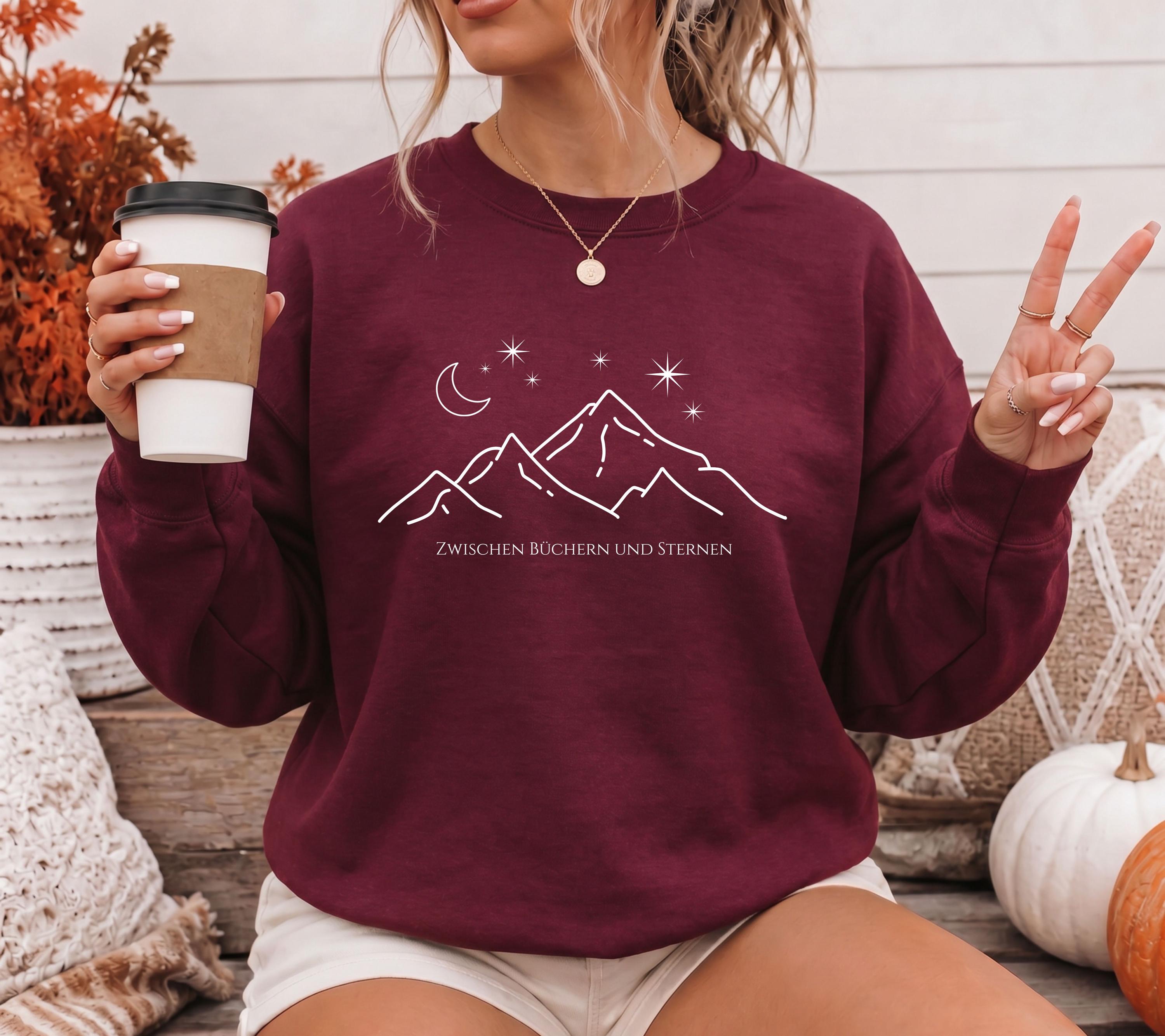 Romantasy Pullover, Bücherwurm Pullover, Geschenk für Buchliebhaber, Zwischen Büchern und Sternen, Fantasy Leser Geschenk, Leseratte, Herbst