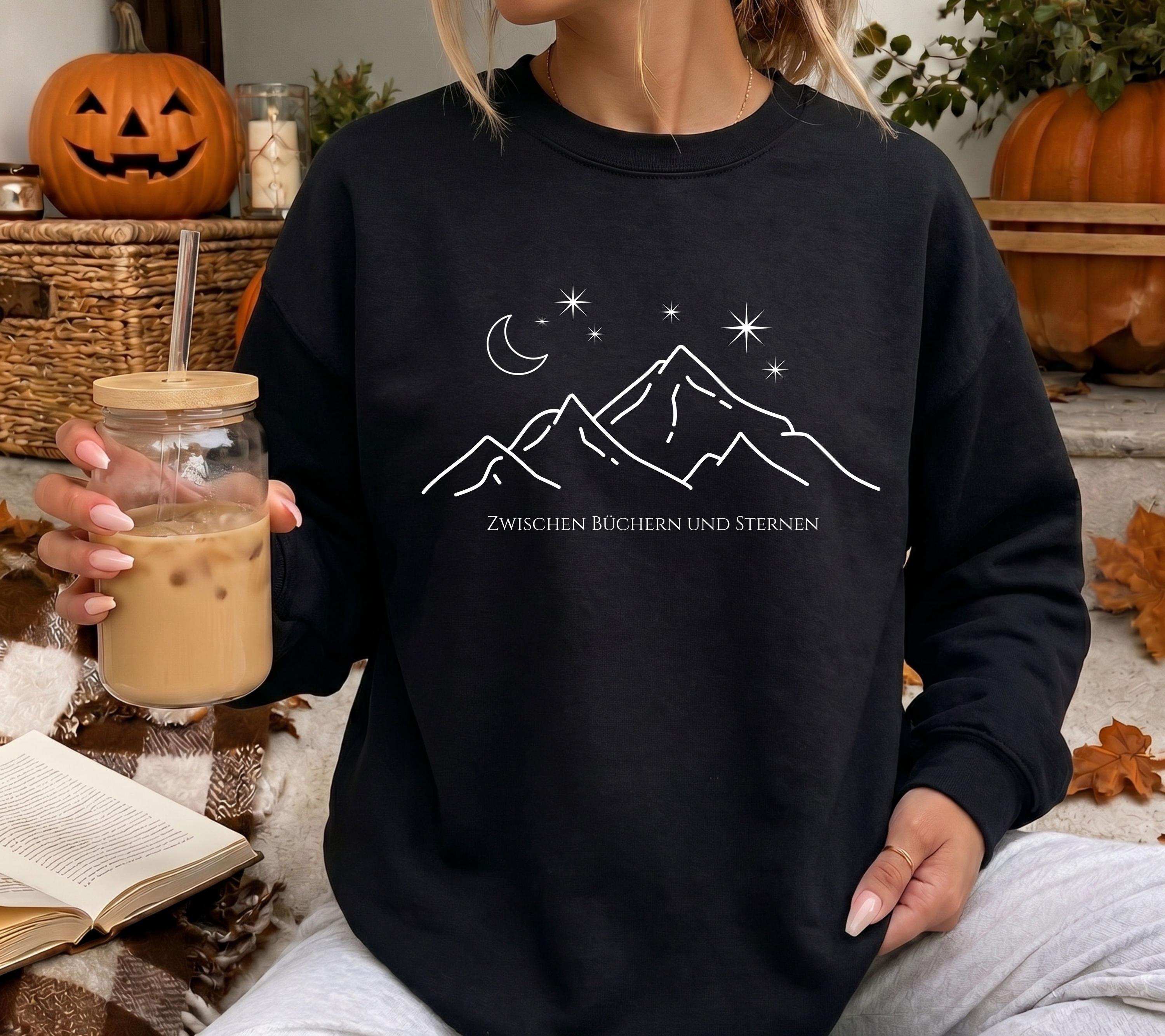 Romantasy Pullover, Bücherwurm Pullover, Geschenk für Buchliebhaber, Zwischen Büchern und Sternen, Fantasy Leser Geschenk, Leseratte, Herbst