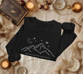 Romantasy Pullover, Bücherwurm Pullover, Geschenk für Buchliebhaber, Zwischen Büchern und Sternen, Fantasy Leser Geschenk, Leseratte, Herbst