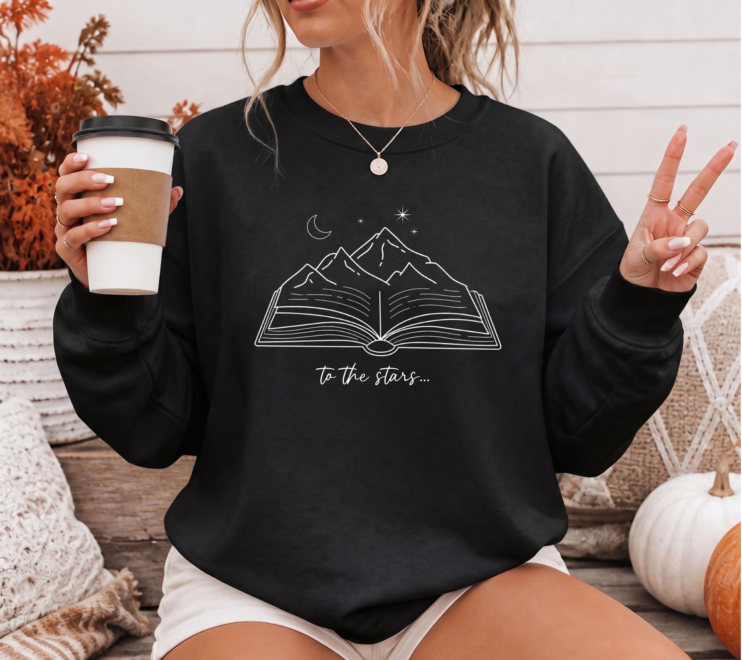 Romantasy Sweater, Geschenk fuer Buchliebhaber, Herbst, Bücherwurm Pullover, Fantasy Leser Geschenk, Zwischen Büchern und Sternen, Leseratte
