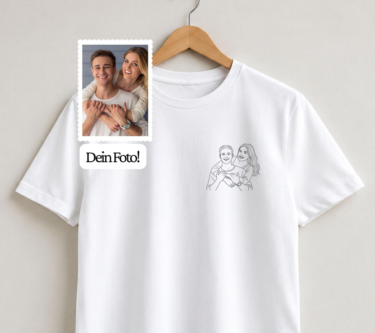 Könnte beinhalten: Ein weißes T-Shirt mit kurzen Ärmeln und einer schwarzen Strichzeichnung eines sich umarmenden Paares auf der linken Brustseite. Darüber zeigt ein kleiner rechteckiger Einschub das originale Farbfoto des Paares mit dem Text Dein Foto.