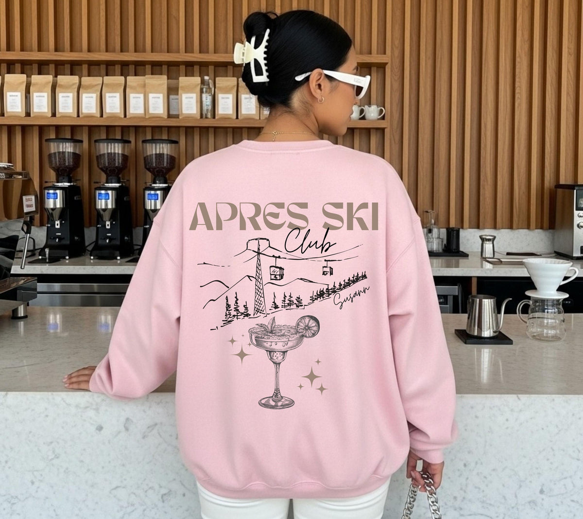 Apres Ski Club Sweater | Apres Ski Pullover personalisiert mit Name | Cocktail Motiv | Skiurlaub Geschenk Gruppe | Après Ski Outfit | Beige
